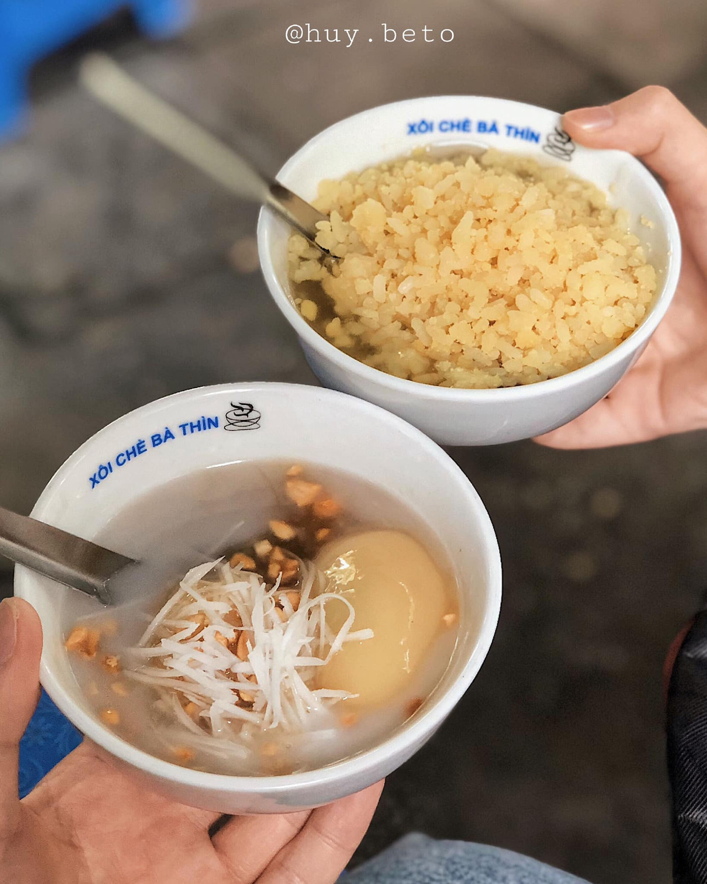 Hai món best-seller của quán - Ảnh: HuyBeto Hà Nội phố: Những hàng chè nóng ngon nức tiếng đủ để bạn “chiến đấu” với từng đợt gió lạnh ảnh 2