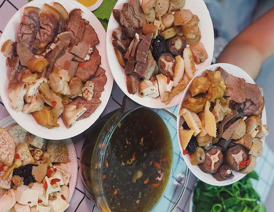 TP.HCM: Lẩu bò ấm bụng ngày mưa hay bún bò vị ngon trên từng cây số? ảnh 1