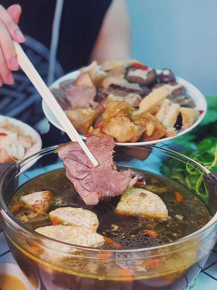 TP.HCM: Lẩu bò ấm bụng ngày mưa hay bún bò vị ngon trên từng cây số? ảnh 3