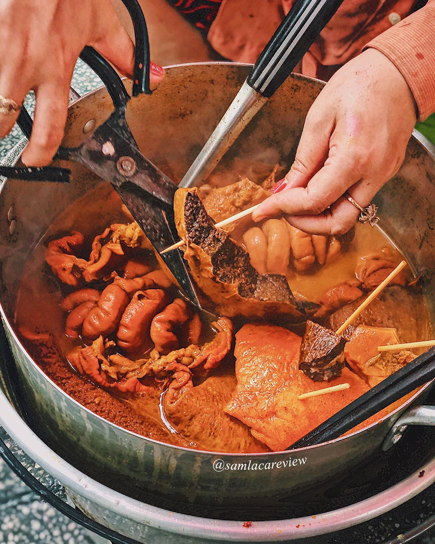 Hẹn hò Sài Gòn: Măm măm sườn cây siêu to khổng lồ và phá lấu ngon nhất Quận 1 ảnh 6