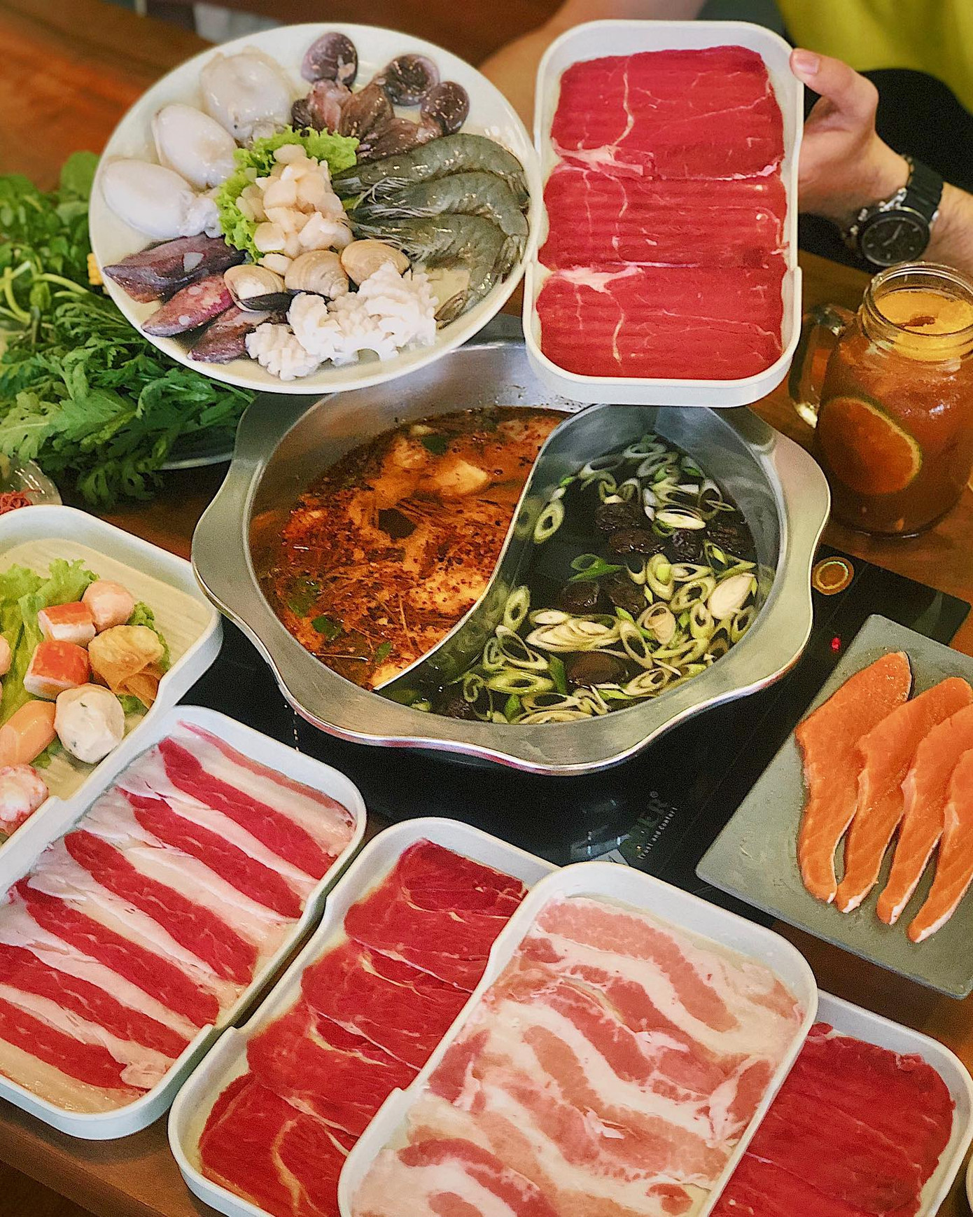 Hẹn hò Sài Gòn: Ăn thả cửa cùng mẹt bún đậu tá lả và buffet lẩu ngon mê man ảnh 5