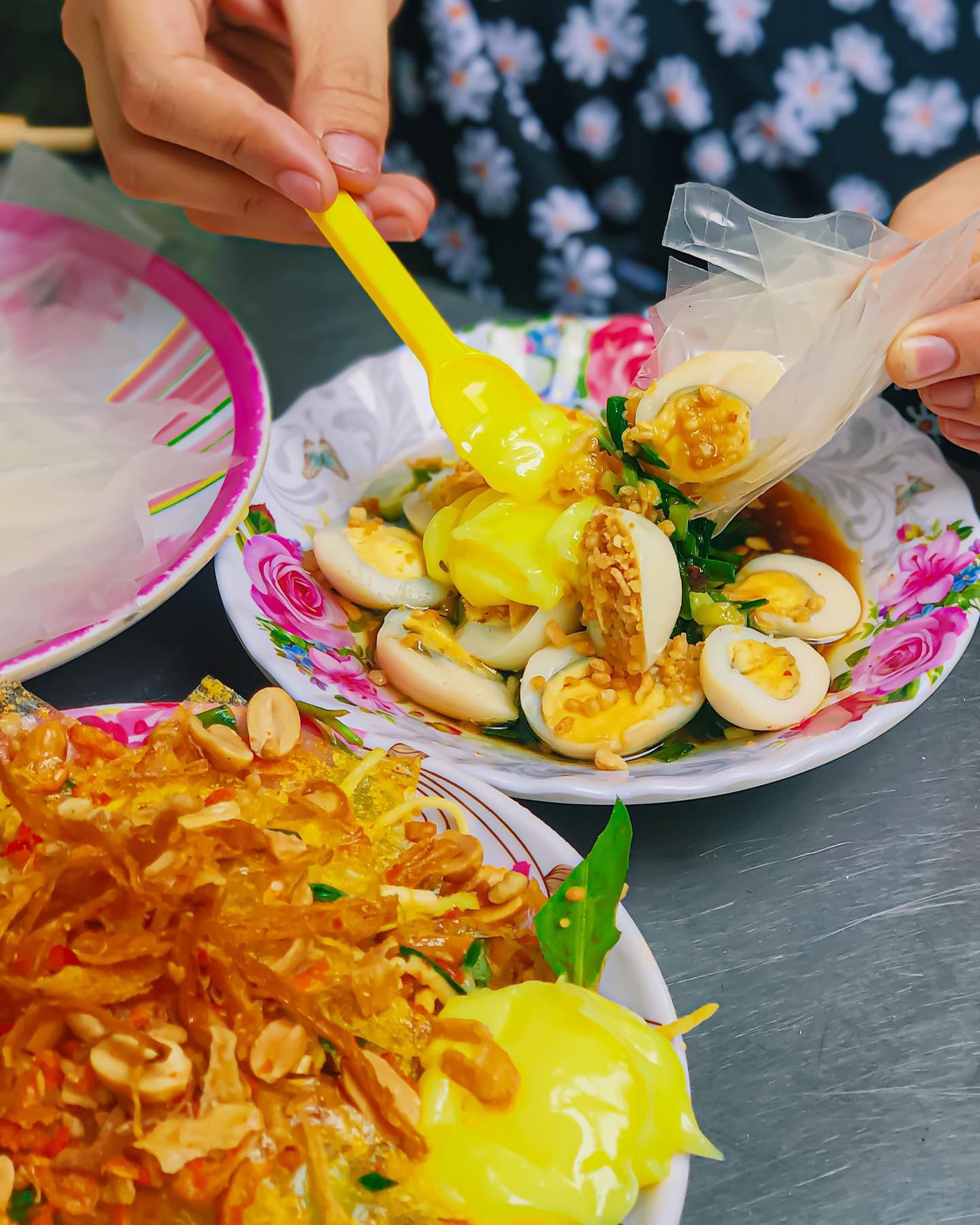 Món ngon Sài Gòn: Một cuộc hẹn thơm béo với gà nướng phô mai và bánh tráng chấm bơ ảnh 4