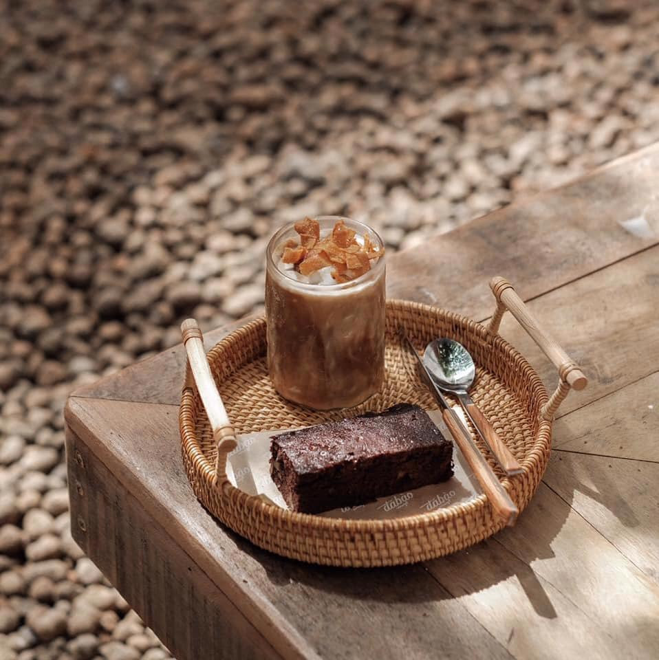 Hẹn hò Sài Gòn: Dừng chân nghỉ ngơi tại hai tiệm cà phê xinh xắn ẩn mình trong hẻm nhỏ ảnh 5