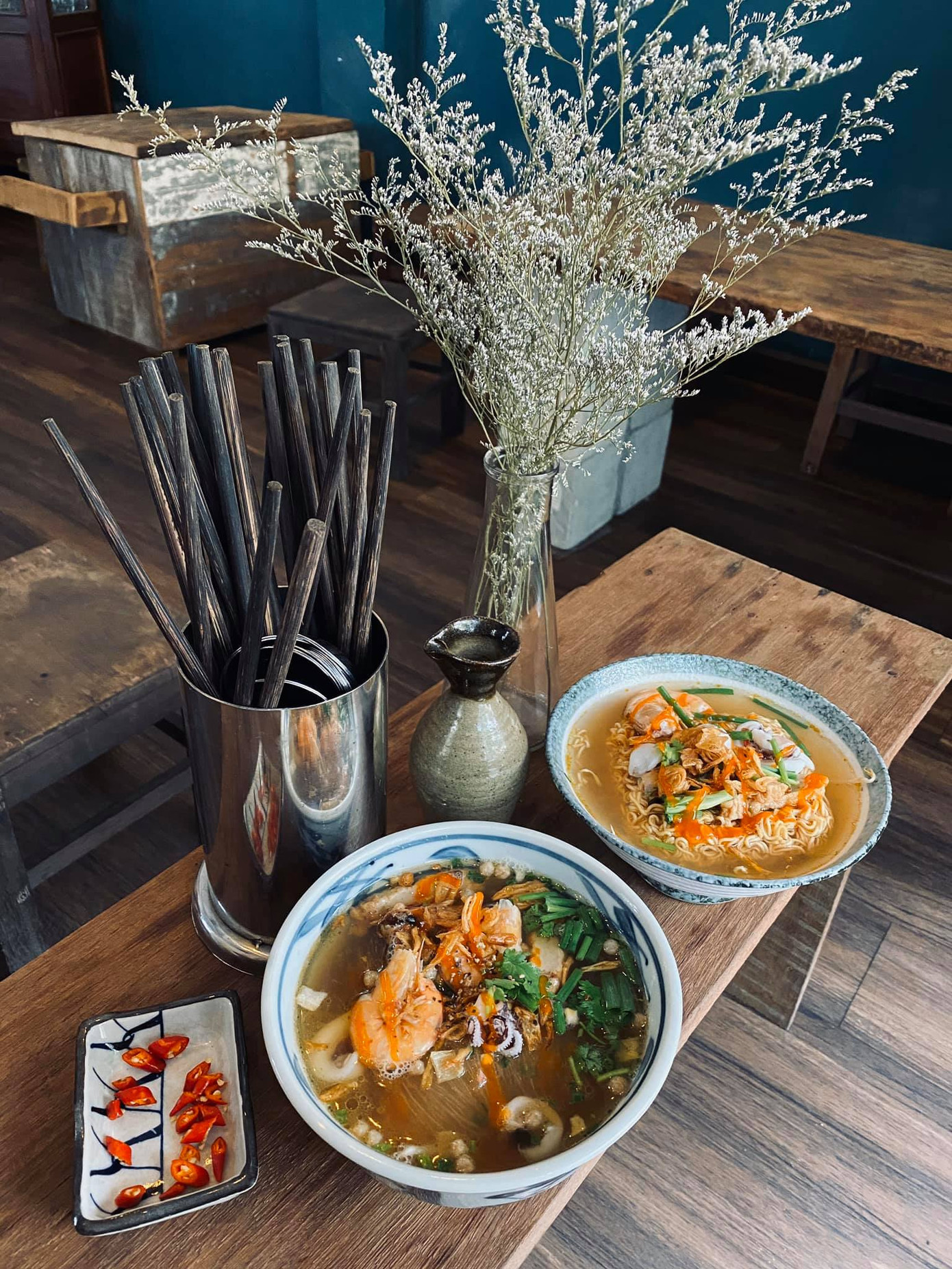 TP.HCM: Những tiệm cà phê vintage, nơi bạn có thể “cosplay” thành “Cô Ba Sài Gòn“ ảnh 3