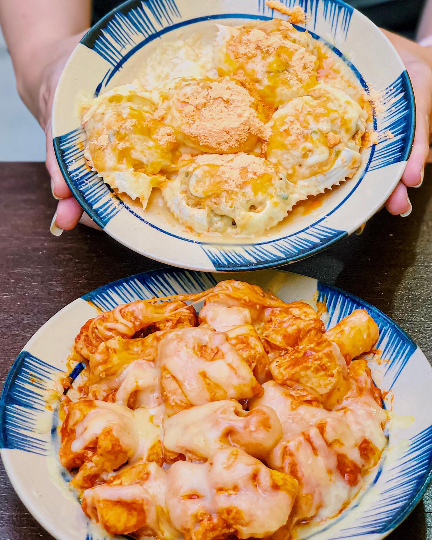 Ăn gì trưa nay: Gà cay phô mai và bò sốt trứng muối, bên nào… mập hơn? ảnh 1