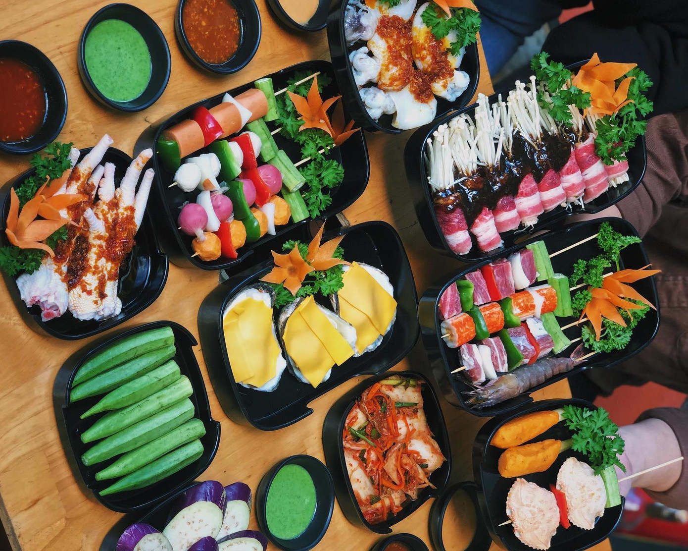 TP.HCM: “Phá đảo” tiệm xiên que đồng giá 8K và nhà phô-mai béo thơm trên từng cây số ảnh 1