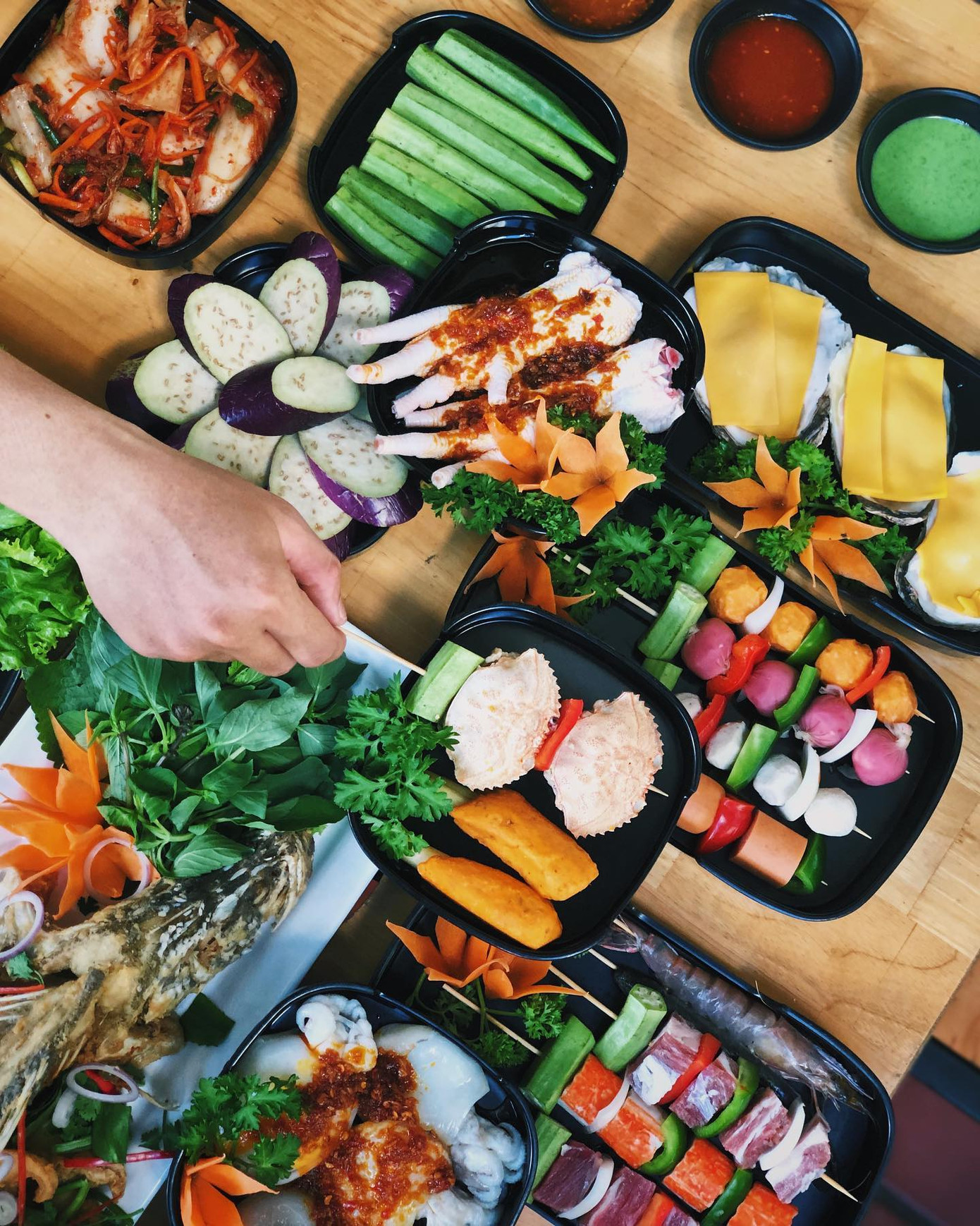 TP.HCM: “Phá đảo” tiệm xiên que đồng giá 8K và nhà phô-mai béo thơm trên từng cây số ảnh 3