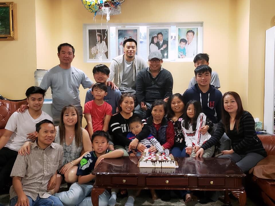 Đóng cửa tiệm nail vì Covid-19, gia đình Việt tại Mỹ may khẩu trang tặng bệnh viện ảnh 3