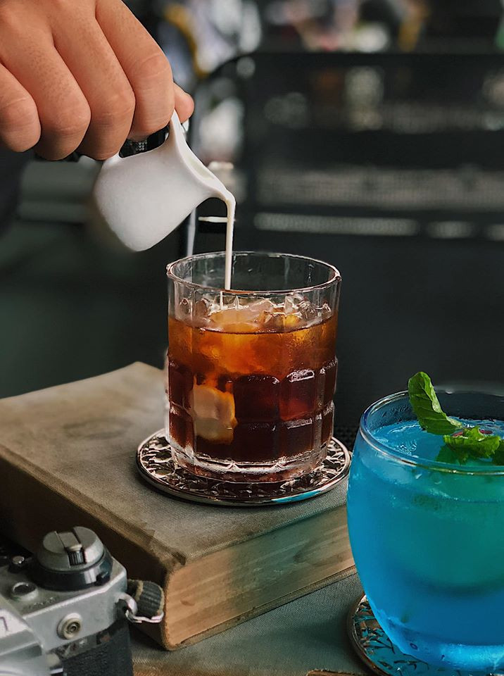 Hẹn hò với Sài Gòn: Quán cà phê gara “cool ngầu” và tiệm trà trên sân thượng sang chảnh ảnh 1