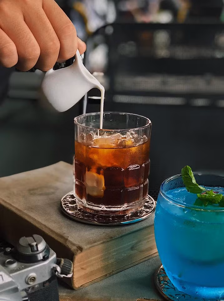Hẹn hò với Sài Gòn: Quán cà phê gara “cool ngầu” và tiệm trà trên sân thượng sang chảnh ảnh 1