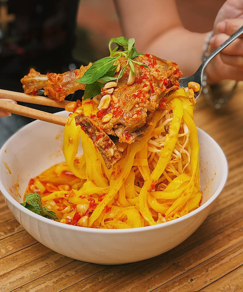 Lên Đà Lạt ăn gì cho ấm bụng: Lẩu gà lá é, lẩu cua đồng hay mỳ Quảng thơm ngon? ảnh 6