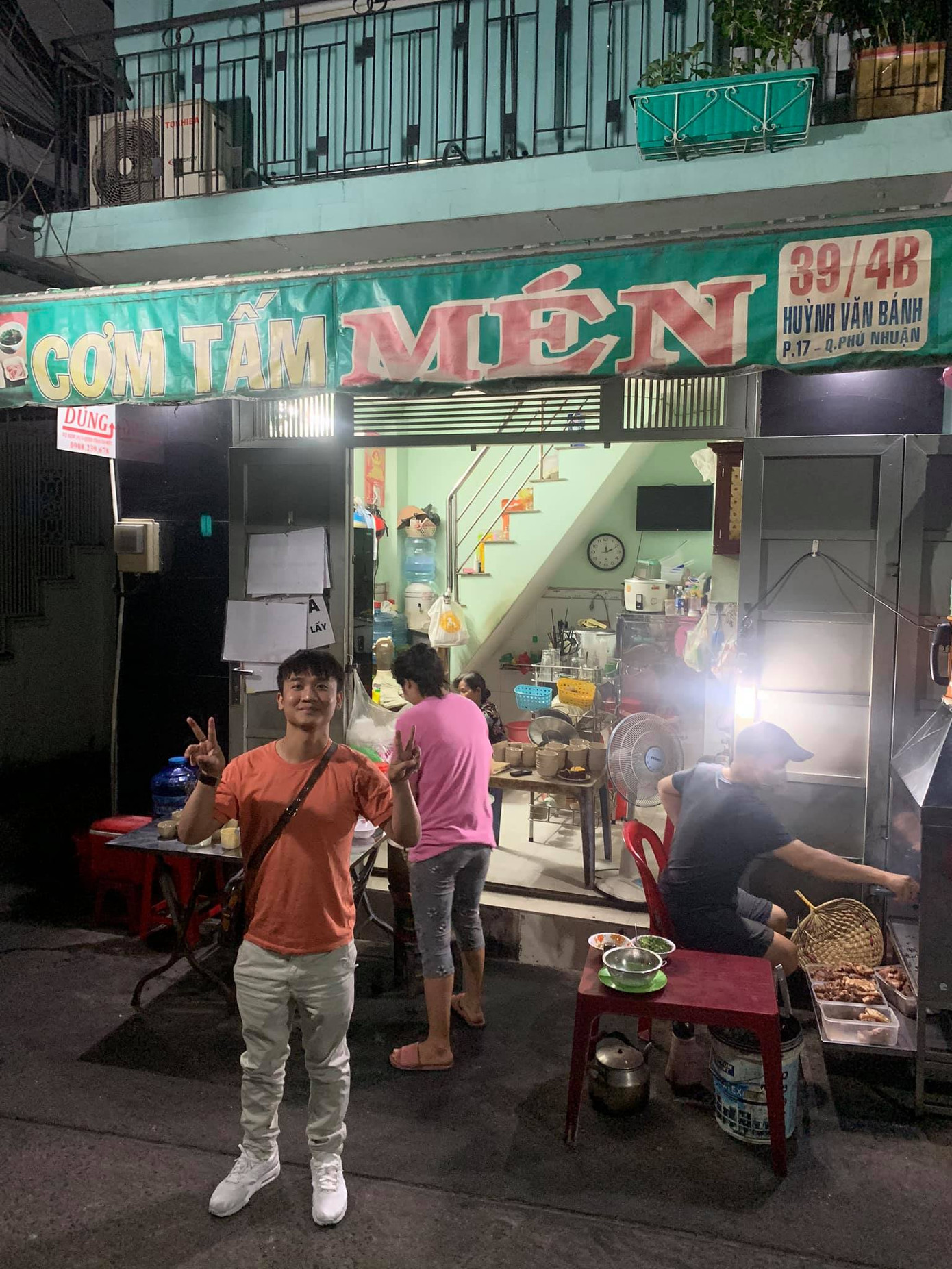 Nếu muốn ăn ba rọi, bạn phải tới sớm và kiên nhẫn ngồi chờ nha - Ảnh: Hà Thanh Phúc Tại sao cơm Tấm lại là “biểu tượng ẩm thực” của teen Sài thành? ảnh 6