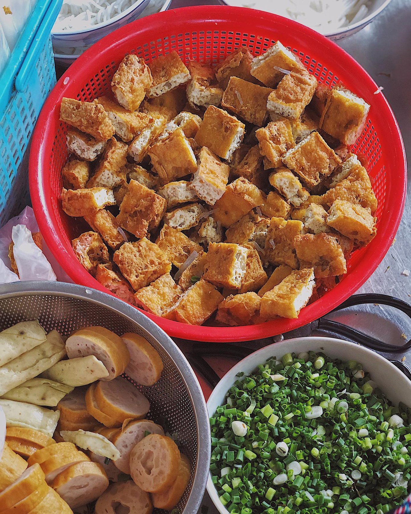 Sài Gòn hẻm: Có gì hấp dẫn trong đĩa bánh ướt 60 năm tuổi và tô bún riêu ngon nức tiếng? ảnh 6