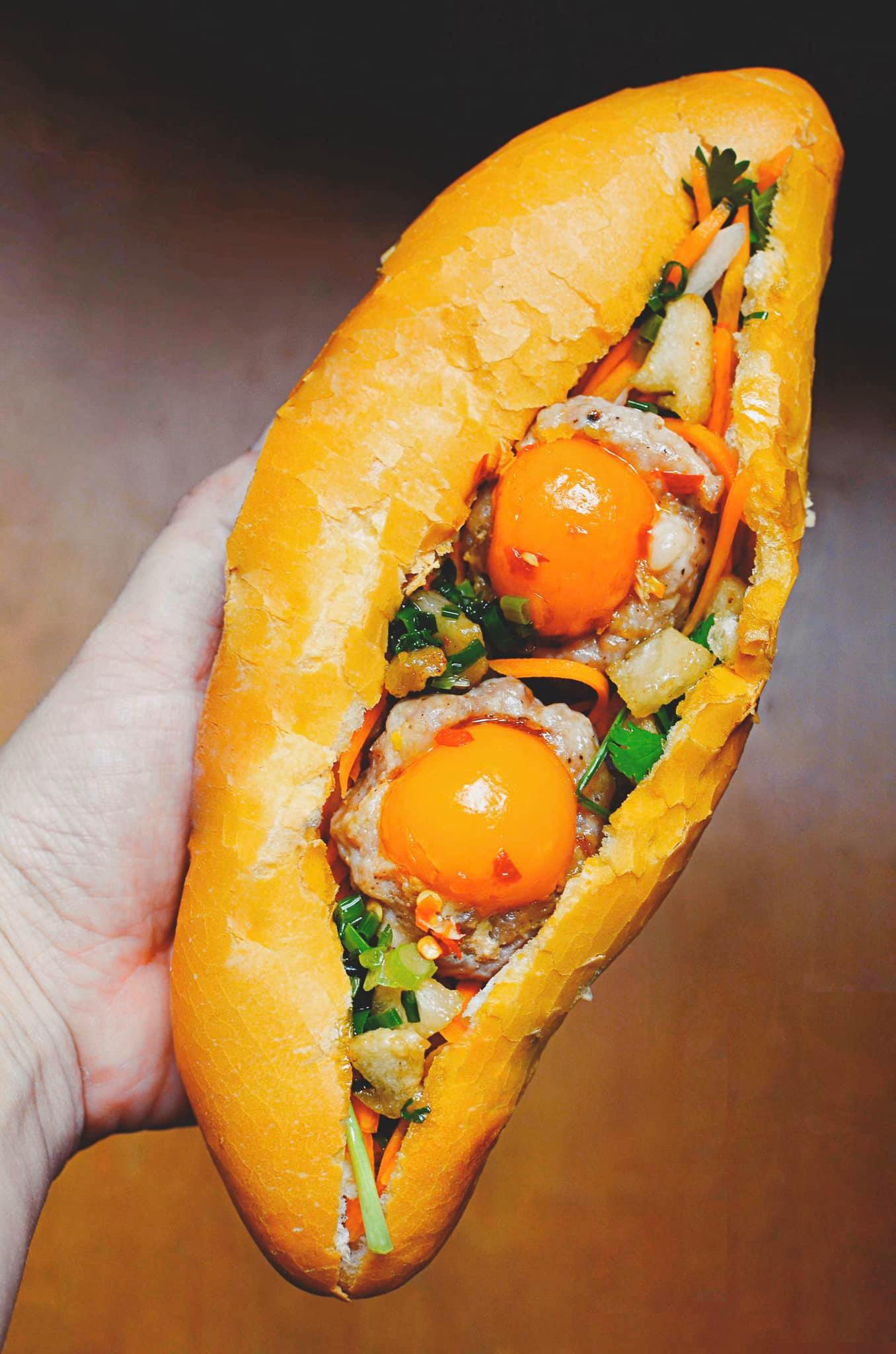 Lót dạ bằng ổ bánh mì xíu mại và phá lấu khìa hay cả siêu thị bánh tráng mix đủ vị? ảnh 1