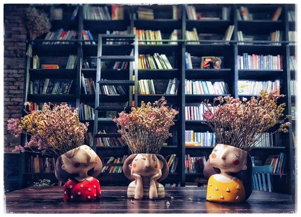 TP.HCM: Những tiệm cà phê đẹp lung linh và chứa cả một kho tàng sách hay cho bạn ghé đọc ảnh 1