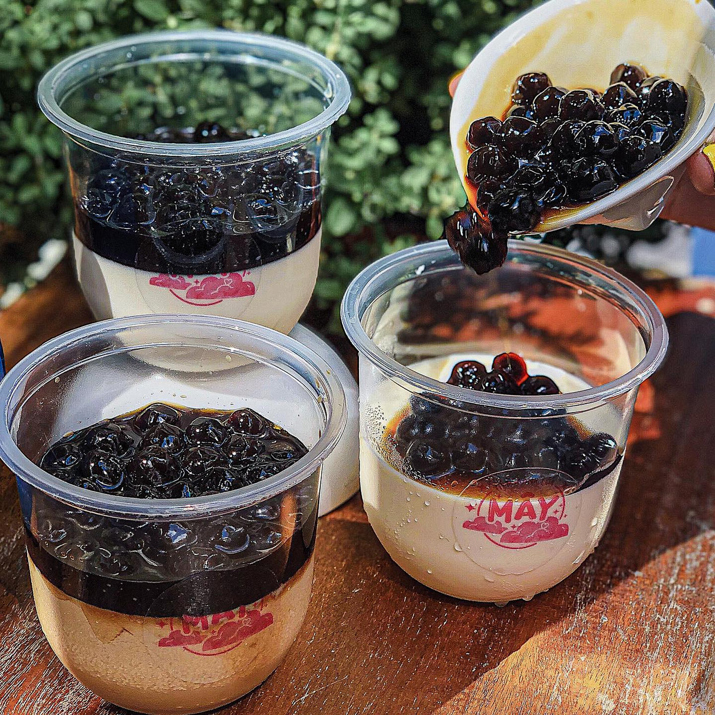 Món ngon Sài Gòn: Team hảo ngọt và team mê burger mau mau bơi vào đây! ảnh 1