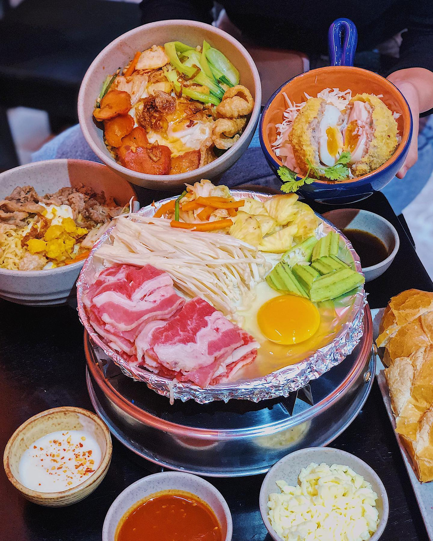 Món ngon Sài Gòn: Một cuộc hẹn thơm béo với gà nướng phô mai và bánh tráng chấm bơ ảnh 1