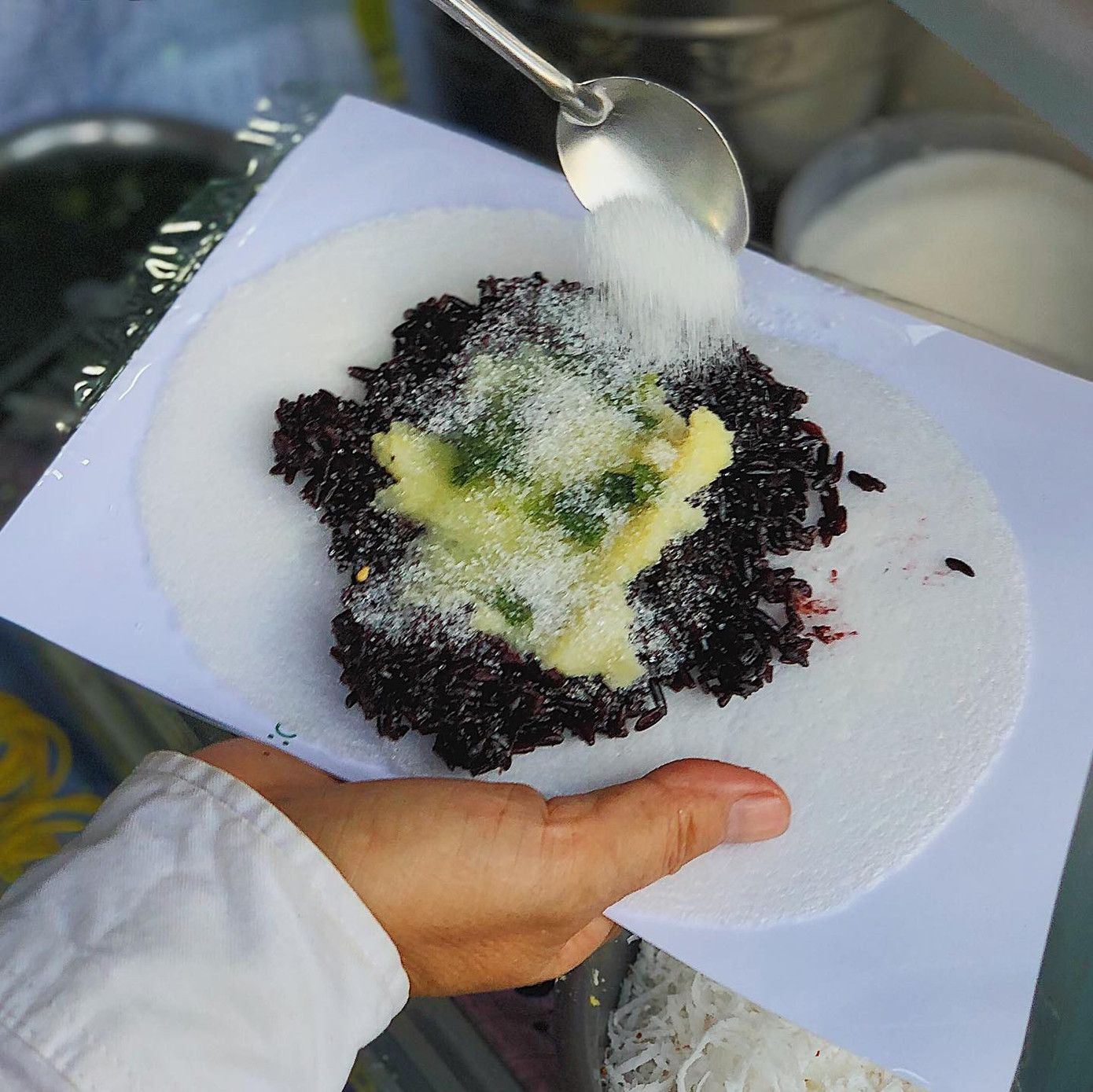 Dọc đường ăn dặm: Xôi nếp than và bánh khọt giá dưới 15K, hương vị ngon miễn chê ảnh 6