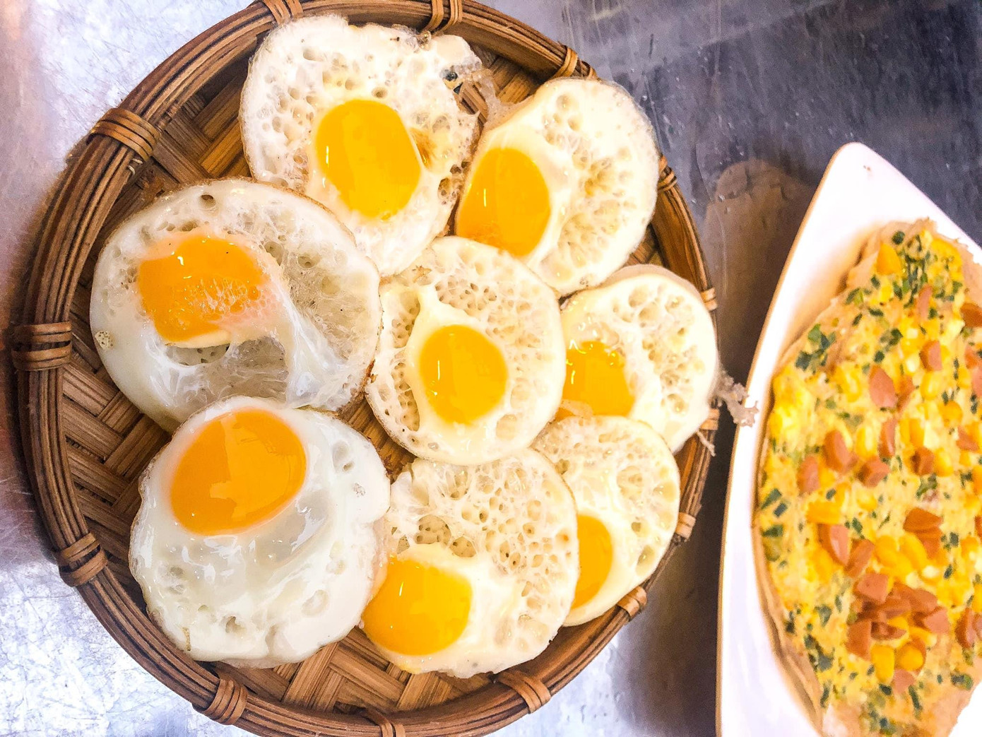 Dọc đường ăn dặm: Bánh căn Đà Lạt ngon trứ danh và thiên đường dâu đang chờ bạn! ảnh 1