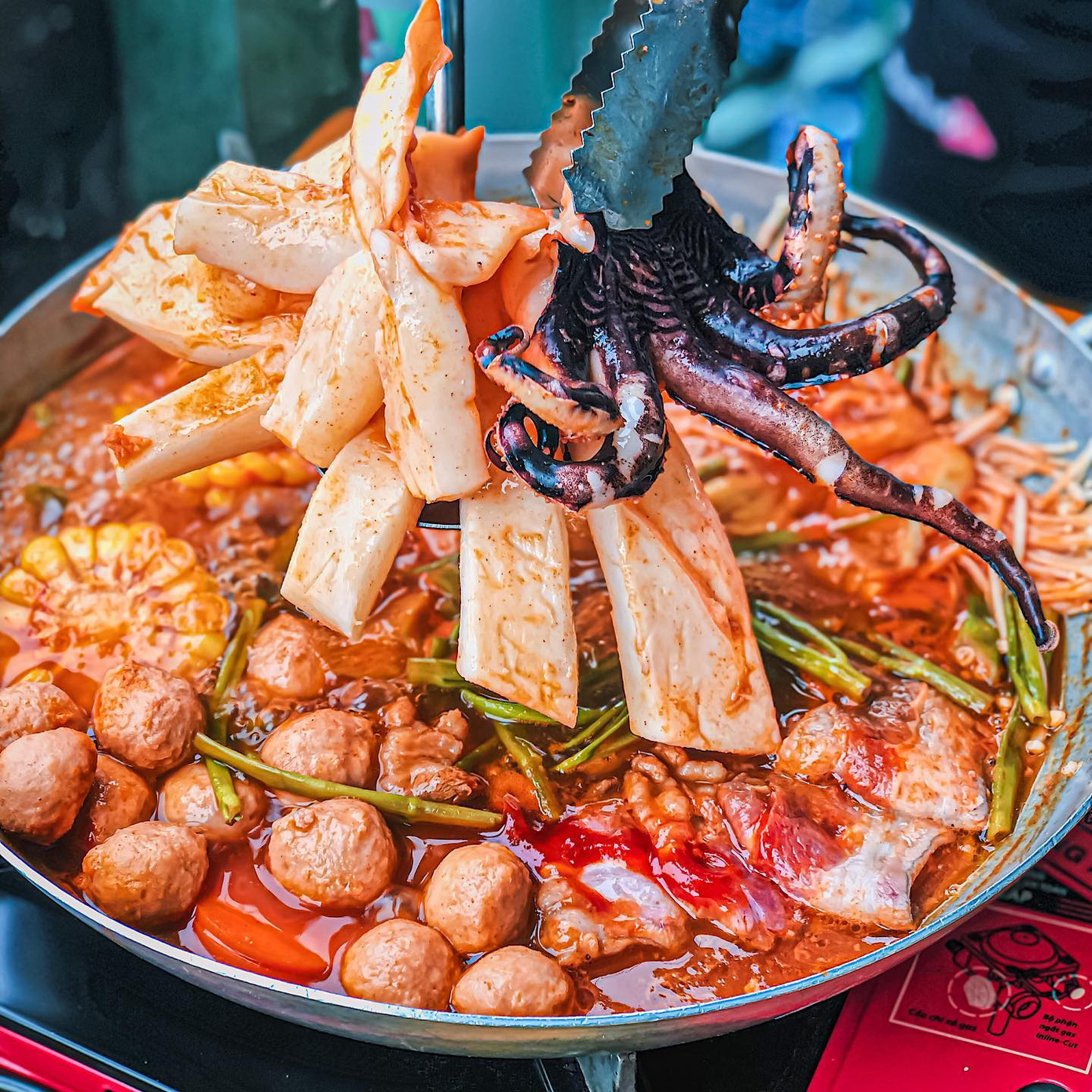 Ảnh: Sam Nguyễn Xì xụp bên nồi lẩu mực khổng lồ cay cay hay lẩu hải sản chua ngọt ngon nức nở? ảnh 2