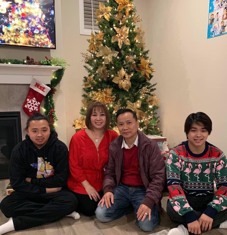 Đóng cửa tiệm nail vì Covid-19, gia đình Việt tại Mỹ may khẩu trang tặng bệnh viện ảnh 4