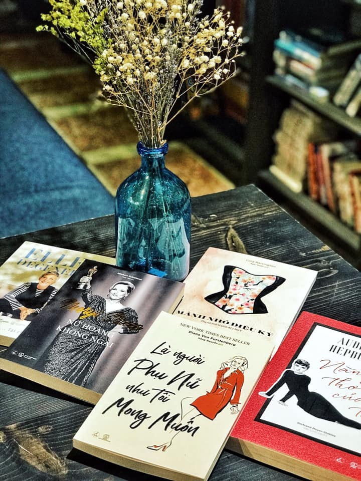 TP.HCM: Những tiệm cà phê đẹp lung linh và chứa cả một kho tàng sách hay cho bạn ghé đọc ảnh 4