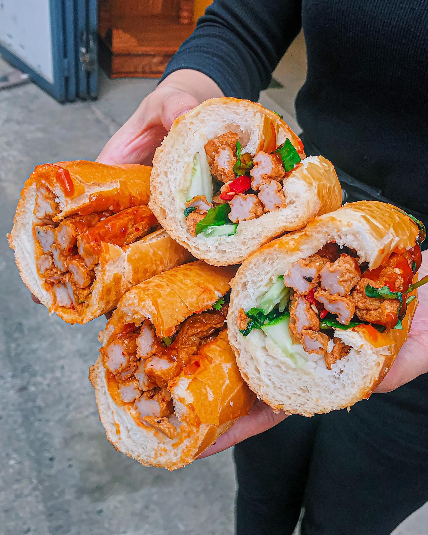 Ảnh: Sam Nguyễn Giờ ăn đến rồi: Bánh mì chả cá giòn thơm hay bò né sốt phô mai kéo sợi? ảnh 1