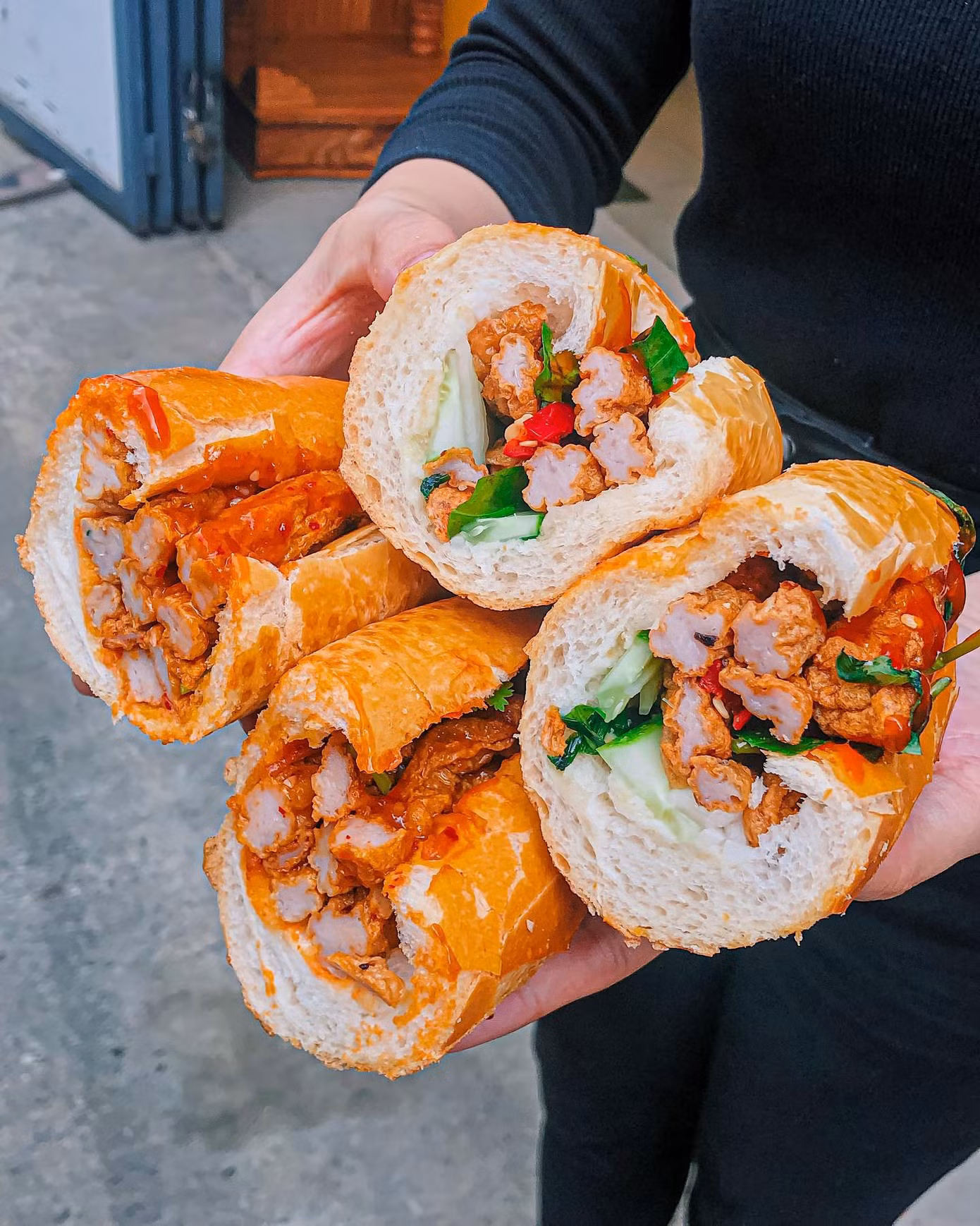 Giờ ăn đến rồi: Bánh mì chả cá giòn thơm hay bò né sốt phô mai kéo sợi? ảnh 1