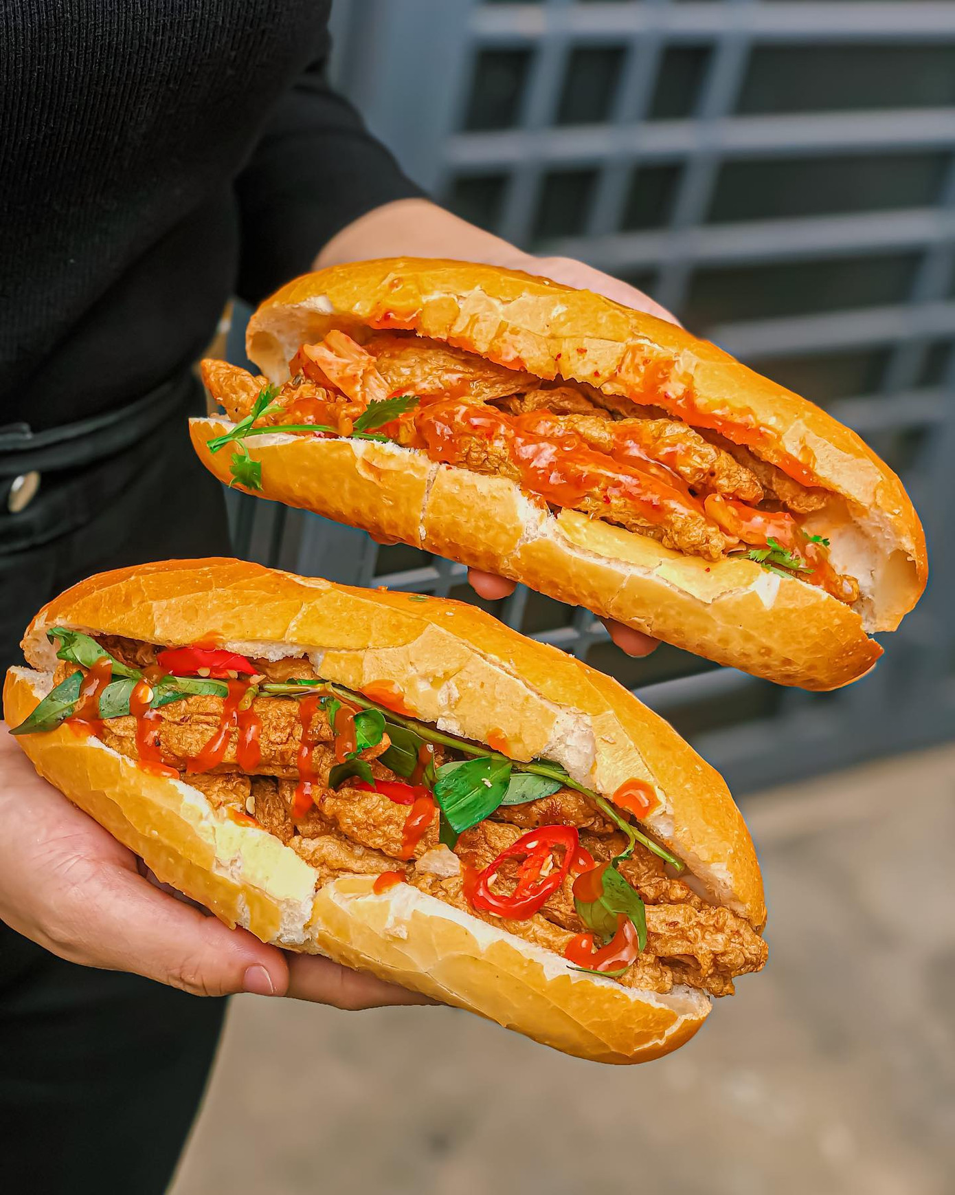 Ảnh: Sam Nguyễn Giờ ăn đến rồi: Bánh mì chả cá giòn thơm hay bò né sốt phô mai kéo sợi? ảnh 2