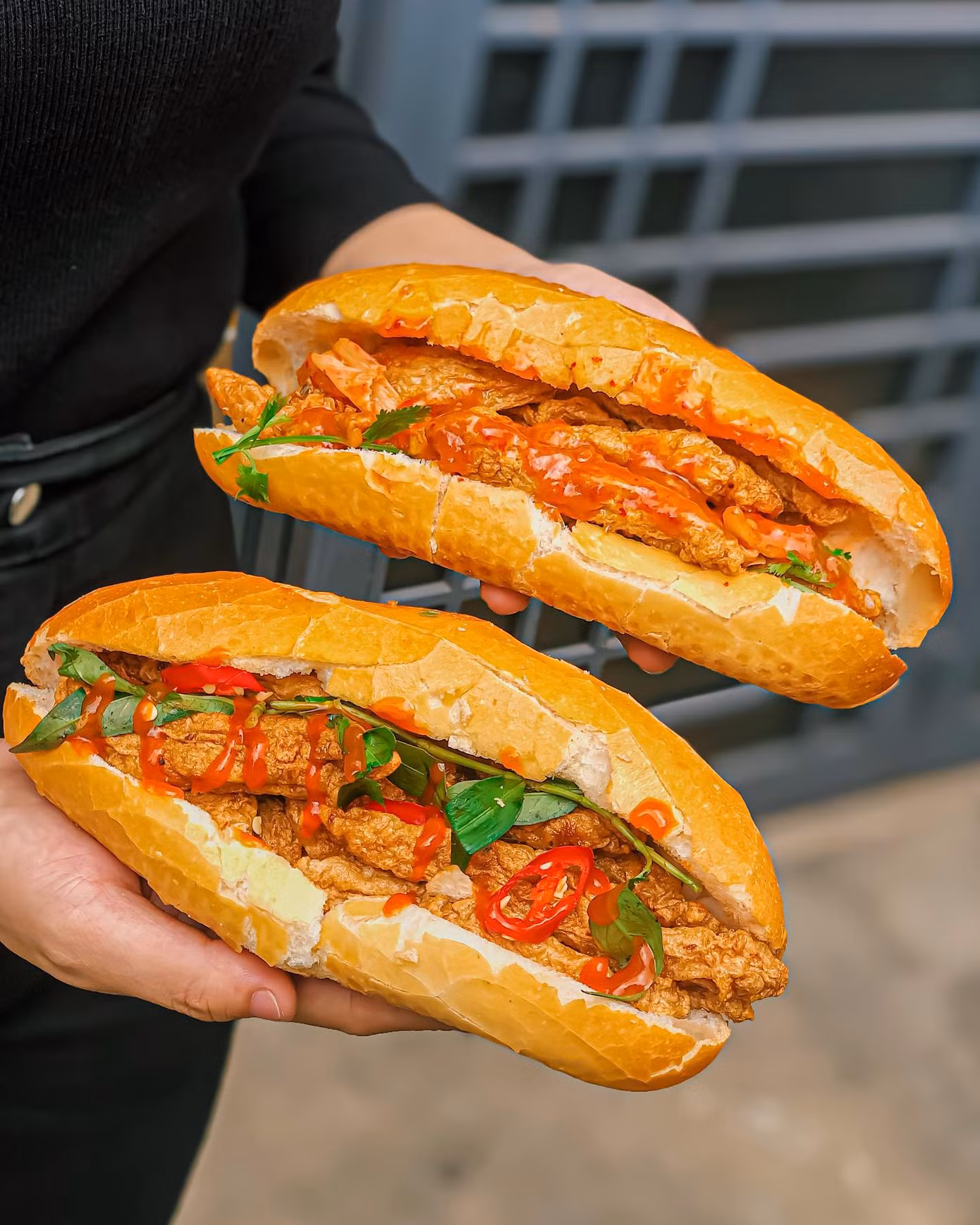 Giờ ăn đến rồi: Bánh mì chả cá giòn thơm hay bò né sốt phô mai kéo sợi? ảnh 2