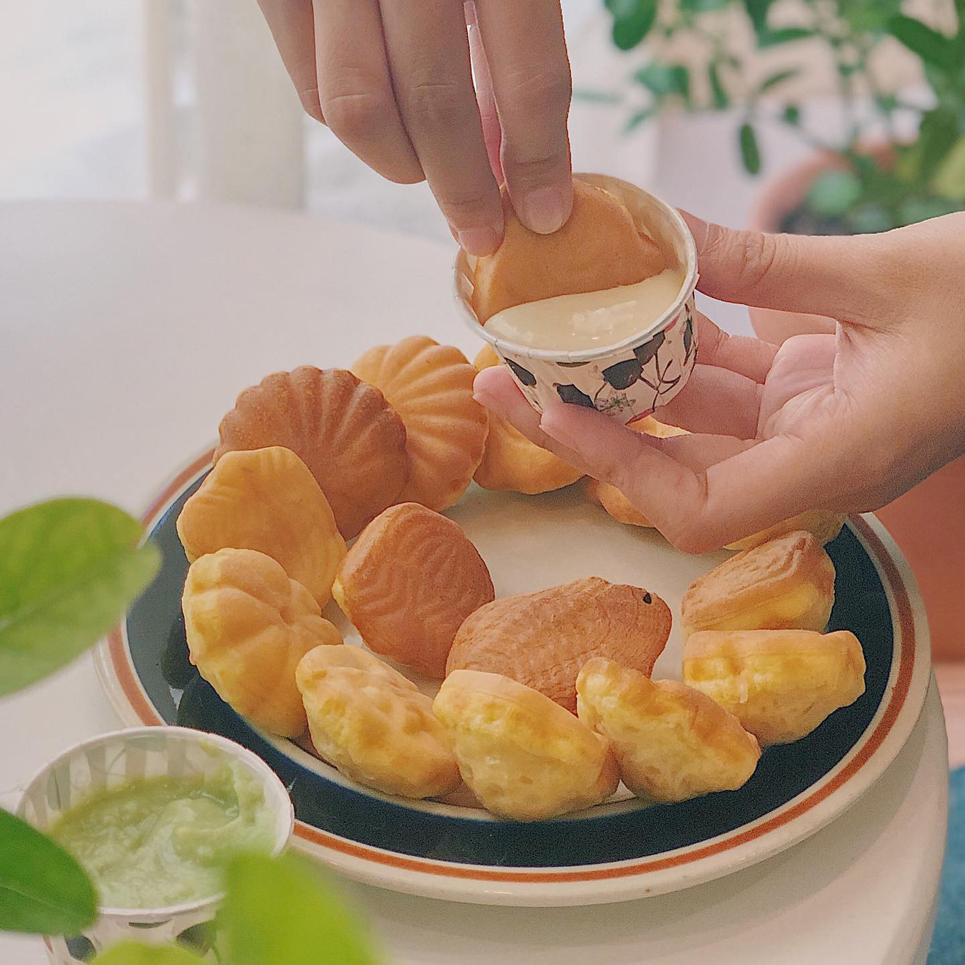 Sài Gòn hẻm: Bánh bò nướng chấm sốt hay bánh nếp đậu phộng, bạn mê bánh nào? ảnh 6