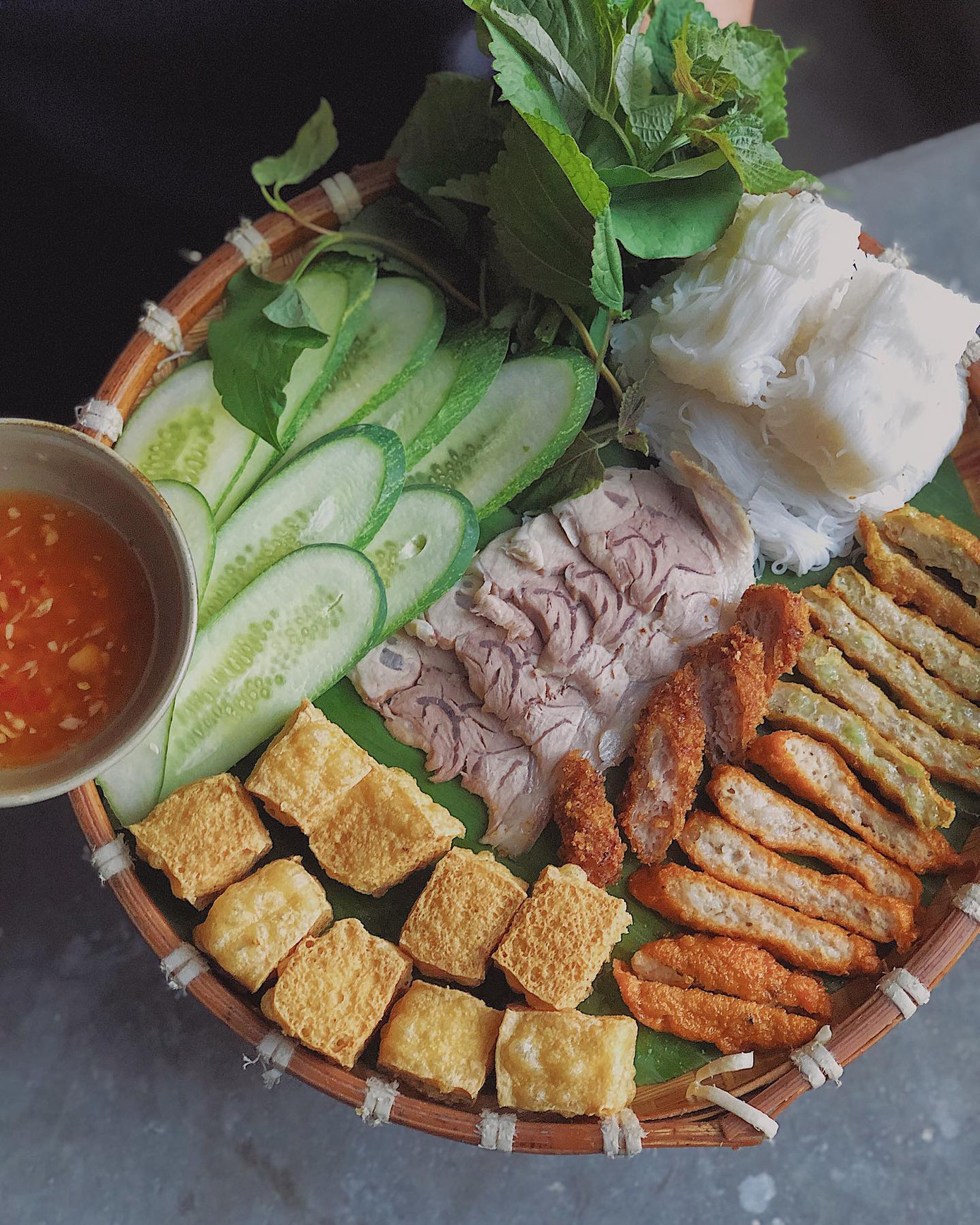 Hẹn hò Sài Gòn: Ăn thả cửa cùng mẹt bún đậu tá lả và buffet lẩu ngon mê man ảnh 3