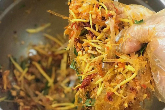 Ảnh: Người lao động Thiên đường ăn vặt: 3 điểm hẹn không thể bỏ qua dành cho hội nghiền bánh tráng ở Hà Nội ảnh 5