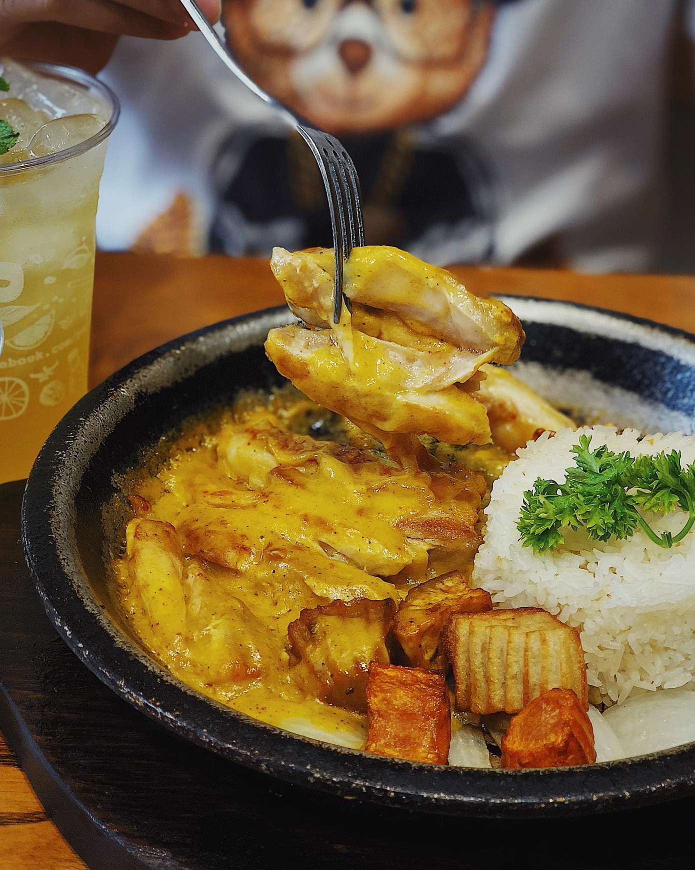 Hẹn hò Sài Gòn: Cơm gà phi lê và ốc Bắc ấm bụng trong ngày Sài Gòn mưa gió ảnh 3