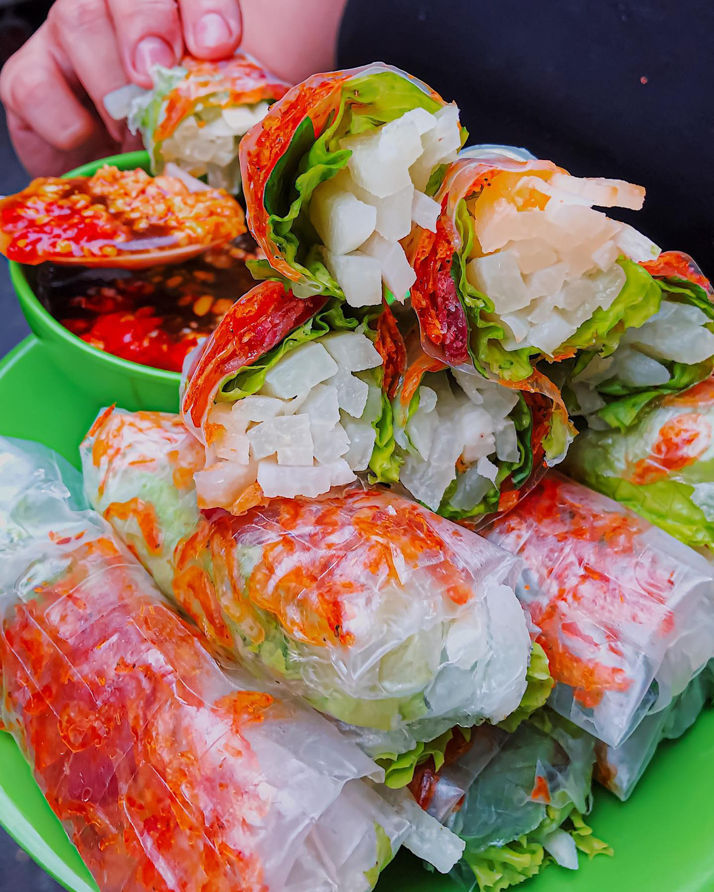 Ảnh: Sam Nguyễn Ăn vặt với bò bía tôm chấy chỉ 2K5 hoặc bánh hotdog ngập phô mai, cắn một miếng là hết ý ảnh 2