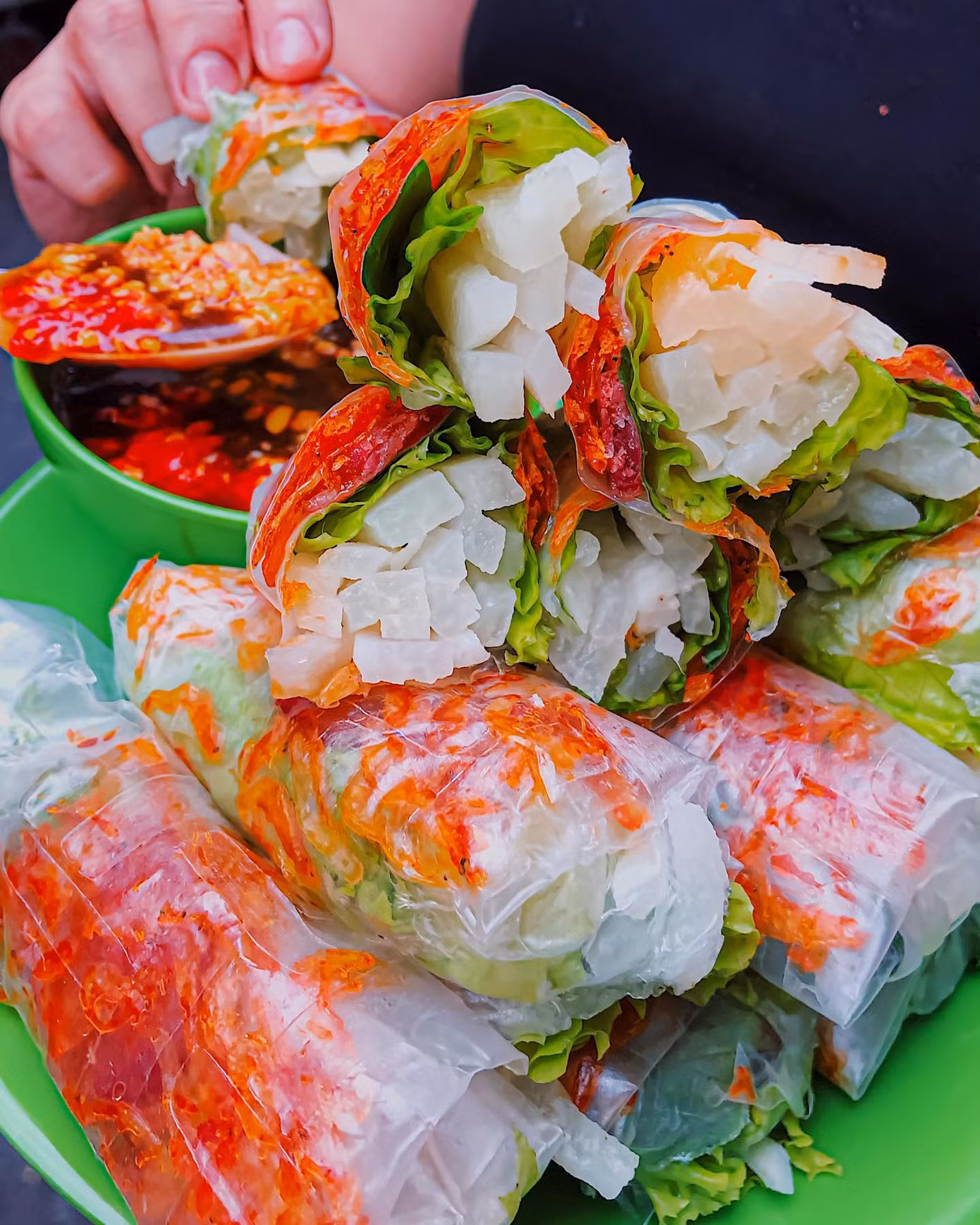 Ăn vặt với bò bía tôm chấy chỉ 2K5 hoặc bánh hotdog ngập phô mai, cắn một miếng là hết ý ảnh 2