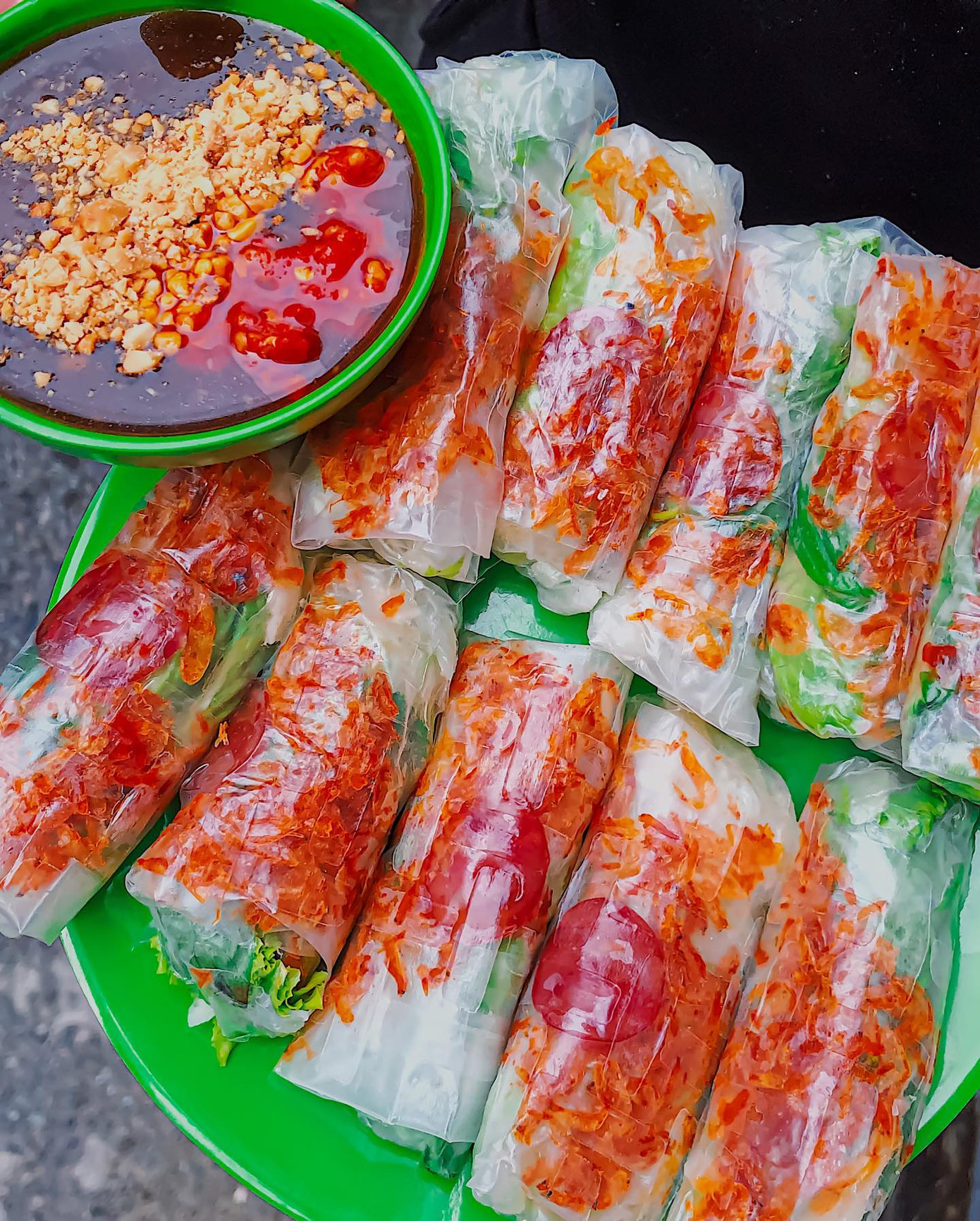 Ảnh: Sam Nguyễn Ăn vặt với bò bía tôm chấy chỉ 2K5 hoặc bánh hotdog ngập phô mai, cắn một miếng là hết ý ảnh 1