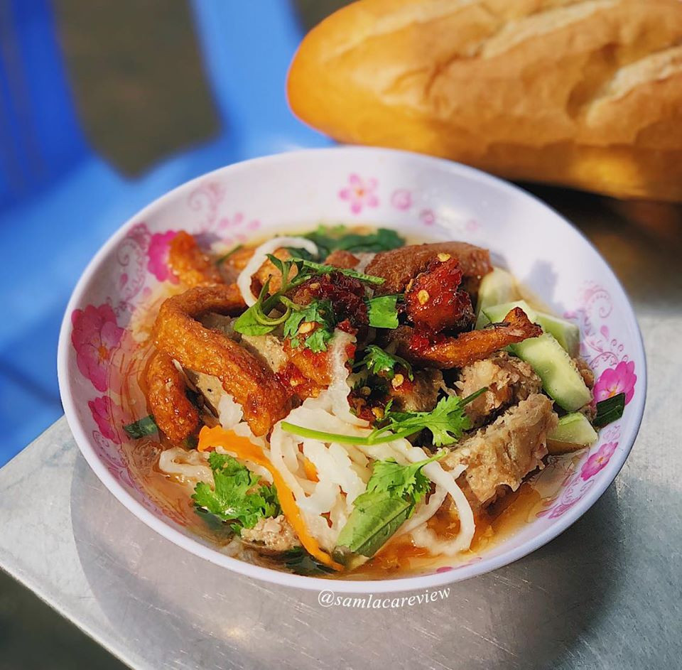 Ăn sập Sài Gòn: Bánh mì xíu mại hay cơm cháy kho quẹt? Hay là… cả hai? ảnh 1