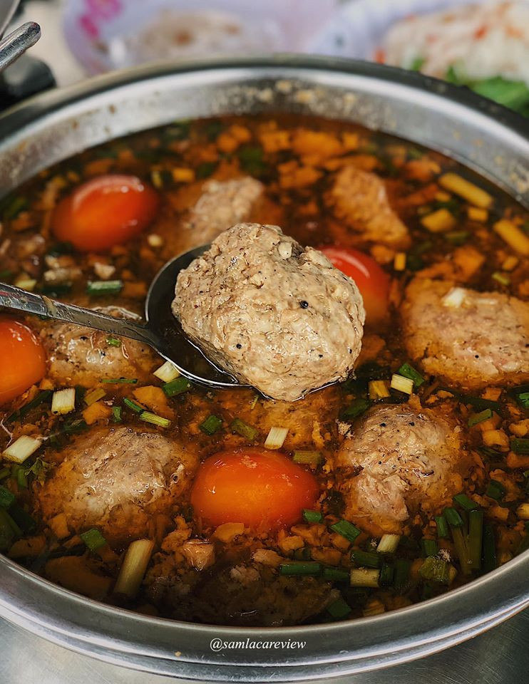 Ăn sập Sài Gòn: Bánh mì xíu mại hay cơm cháy kho quẹt? Hay là… cả hai? ảnh 2