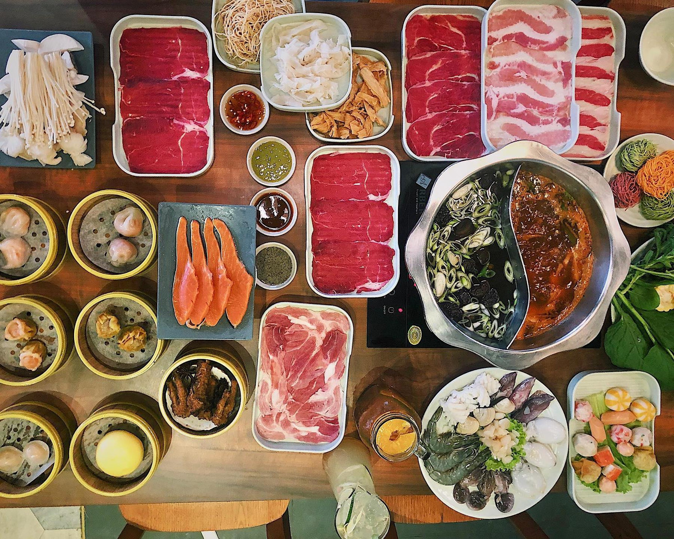 Hẹn hò Sài Gòn: Ăn thả cửa cùng mẹt bún đậu tá lả và buffet lẩu ngon mê man ảnh 7