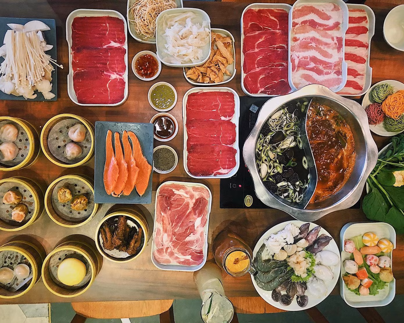 Hẹn hò Sài Gòn: Ăn thả cửa cùng mẹt bún đậu tá lả và buffet lẩu ngon mê man ảnh 7