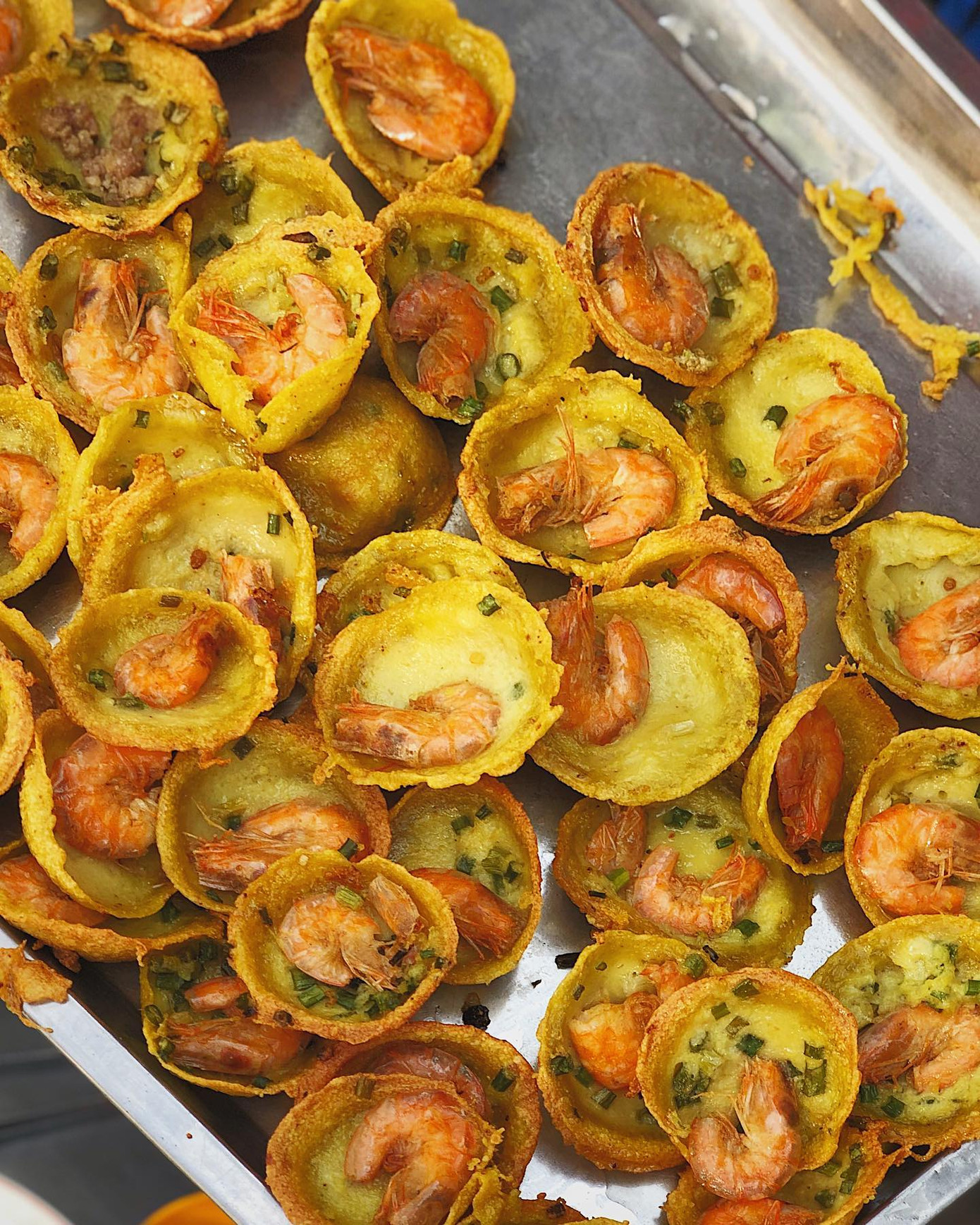 Dọc đường ăn dặm: Xôi nếp than và bánh khọt giá dưới 15K, hương vị ngon miễn chê ảnh 7