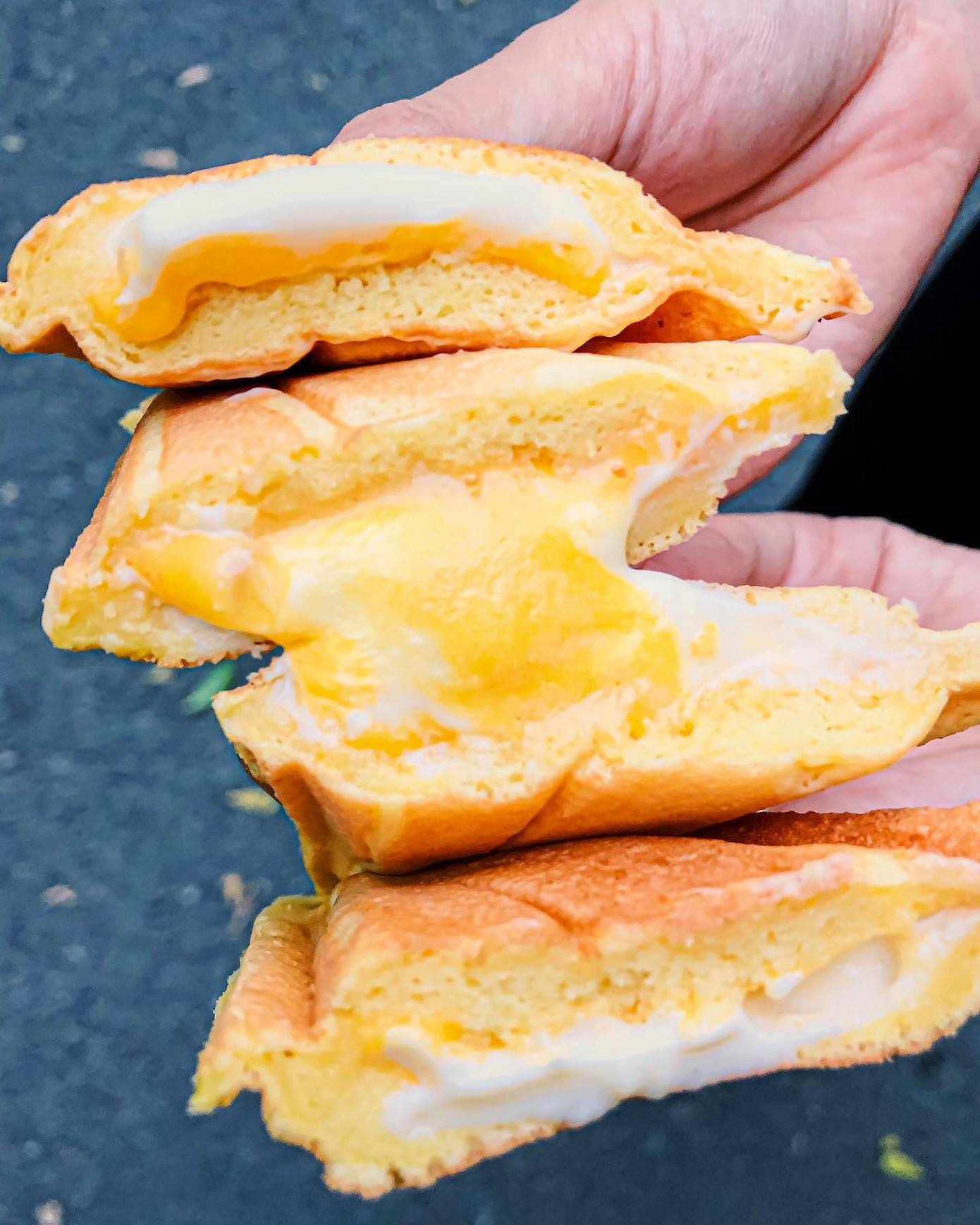 Ảnh: Sam Nguyễn Ăn vặt với bò bía tôm chấy chỉ 2K5 hoặc bánh hotdog ngập phô mai, cắn một miếng là hết ý ảnh 4