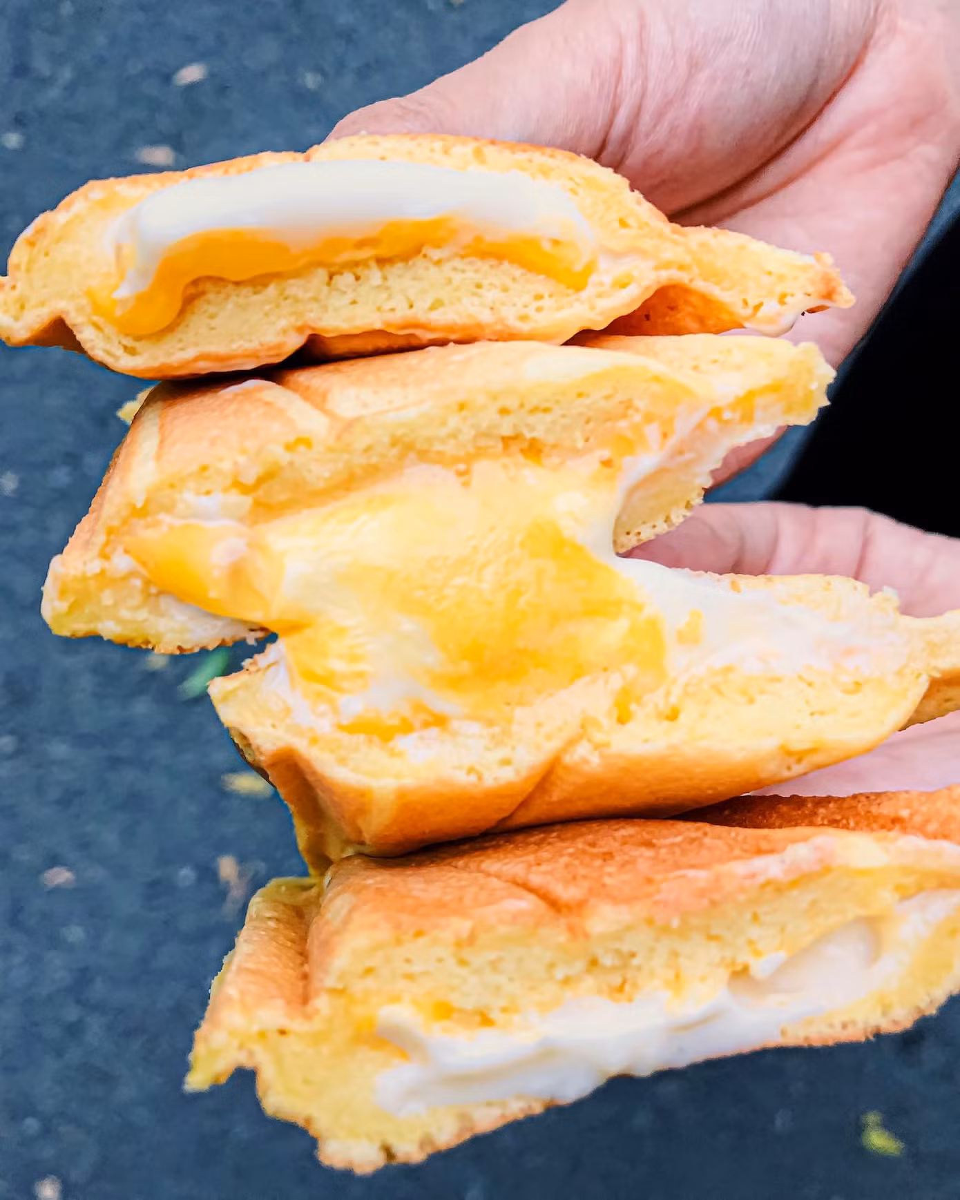Ăn vặt với bò bía tôm chấy chỉ 2K5 hoặc bánh hotdog ngập phô mai, cắn một miếng là hết ý ảnh 4