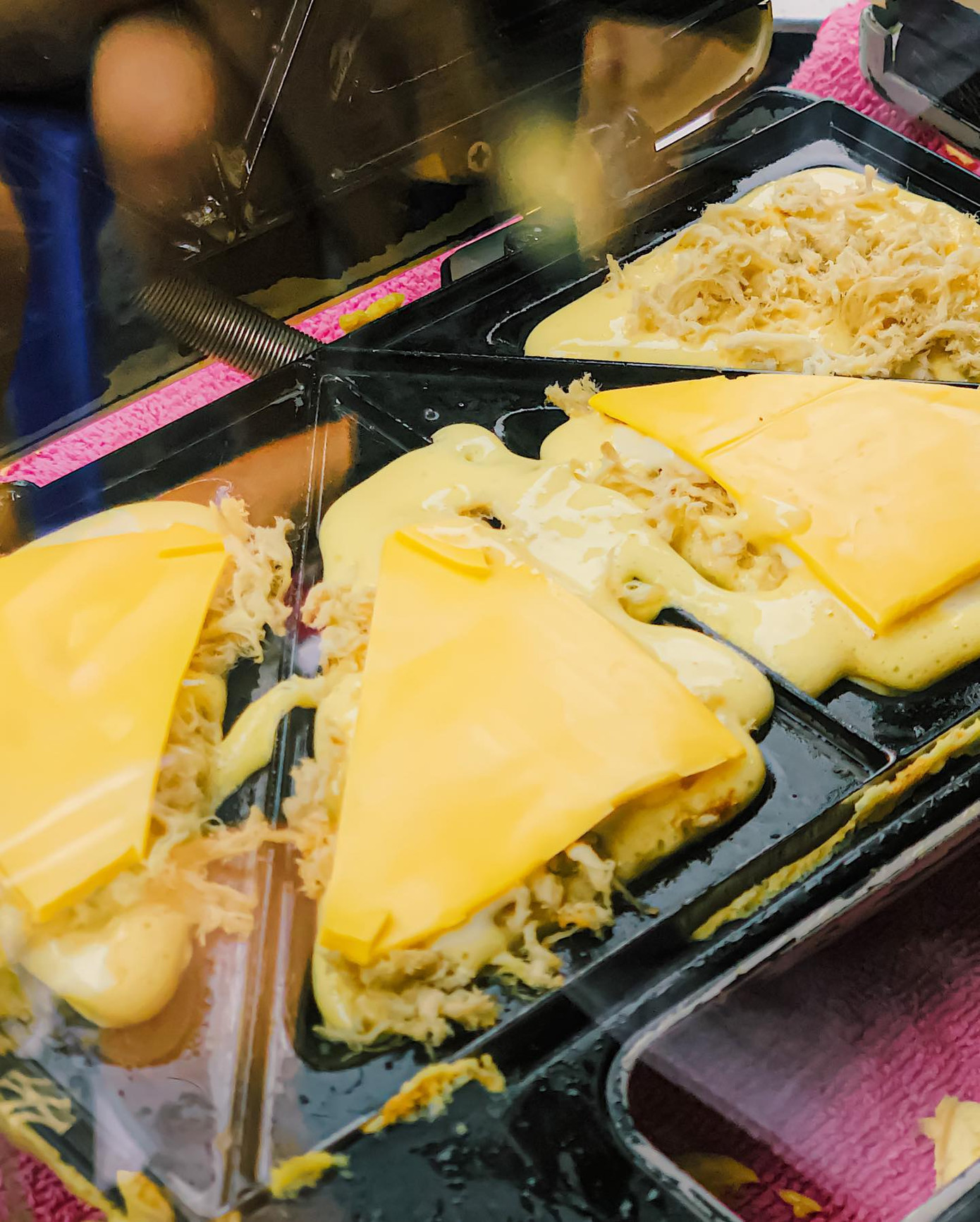 Ảnh: Sam Nguyễn Ăn vặt với bò bía tôm chấy chỉ 2K5 hoặc bánh hotdog ngập phô mai, cắn một miếng là hết ý ảnh 6