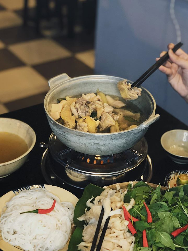 Lên Đà Lạt ăn gì cho ấm bụng: Lẩu gà lá é, lẩu cua đồng hay mỳ Quảng thơm ngon? ảnh 5