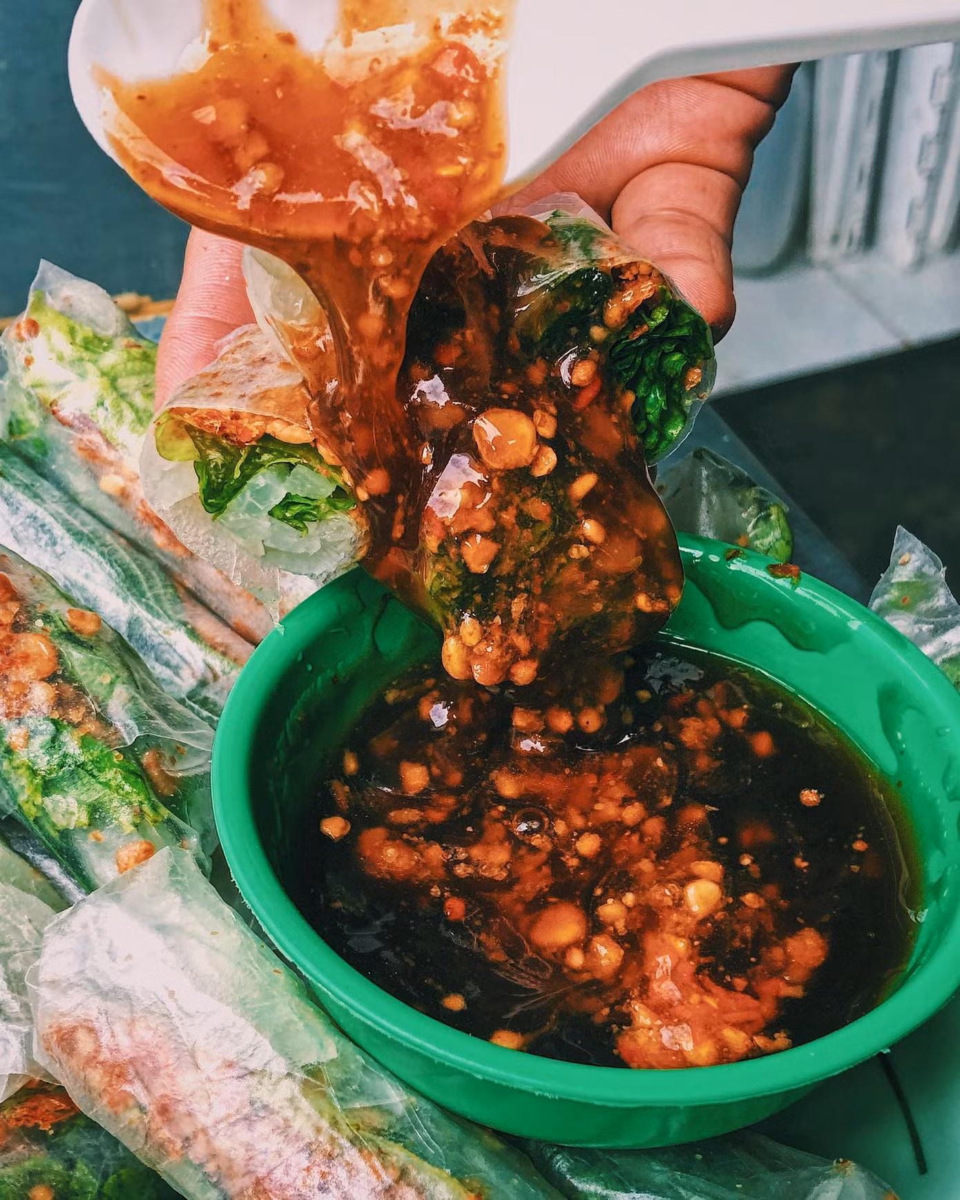Menu ăn vặt “ba chấm là ngất ngây” của teen Sài Gòn: Bò bía 1,5K, súp “gói cả thế giới“ ảnh 3