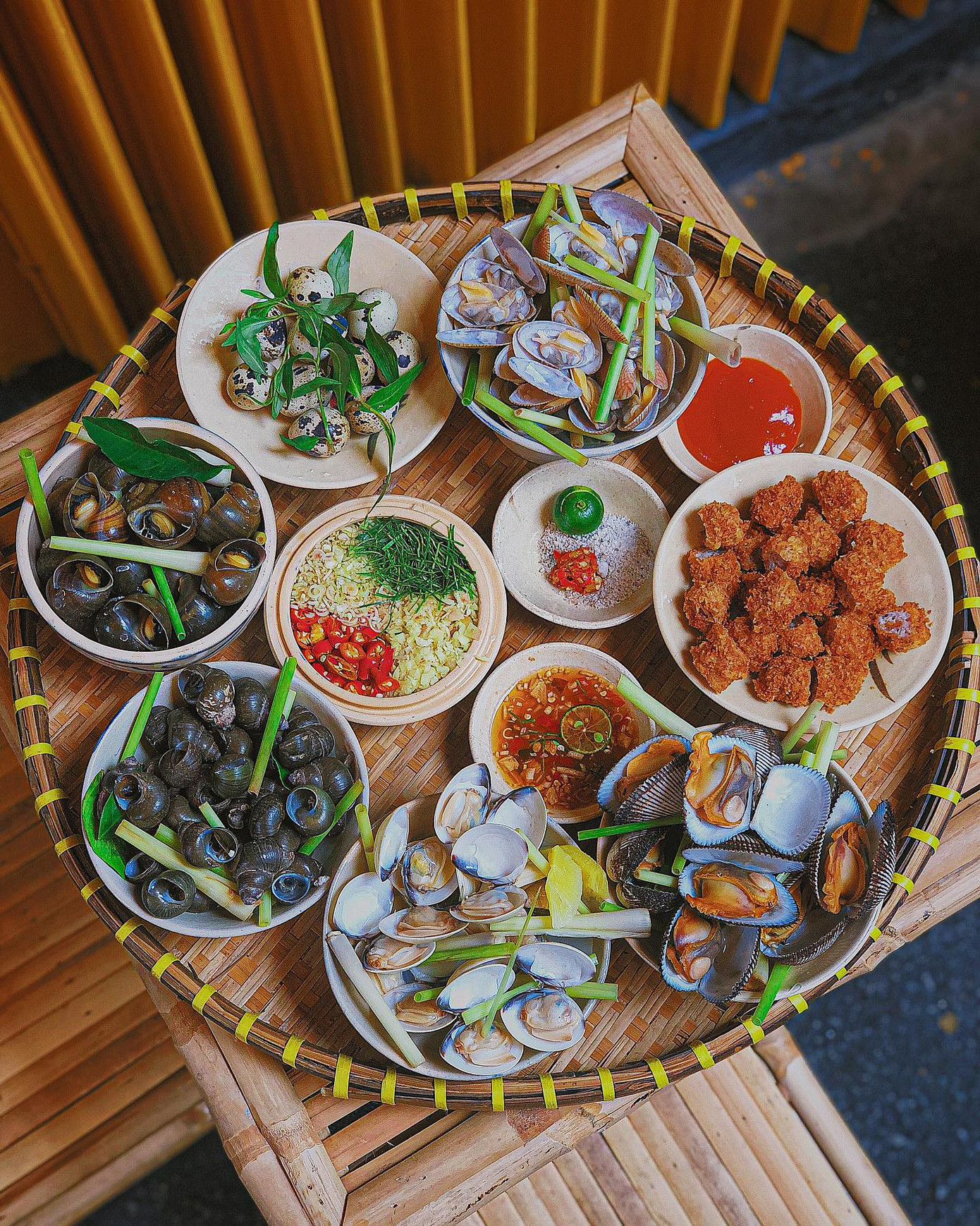 Hẹn hò Sài Gòn: Cơm gà phi lê và ốc Bắc ấm bụng trong ngày Sài Gòn mưa gió ảnh 7