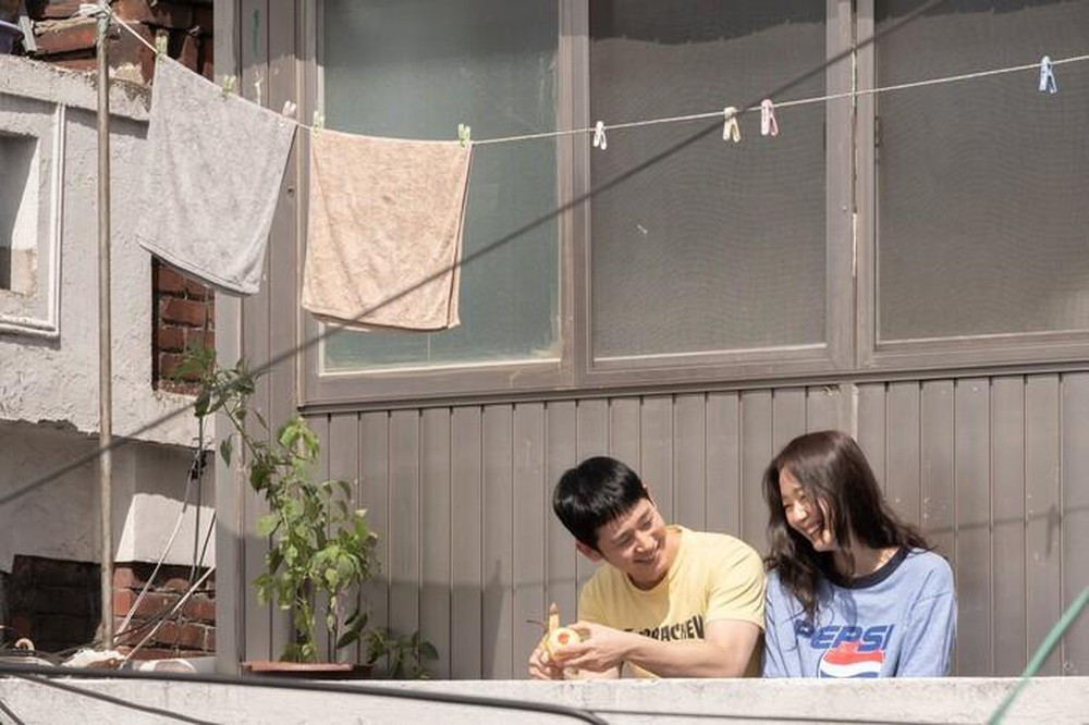 Cảm xúc của chúng ta vốn chẳng ai giống ai - Ảnh: Phim Tune In For Love Đừng yêu theo cách mà người khác vẫn yêu, vì cảm xúc của chúng ta vốn không ai giống ai cả ảnh 2