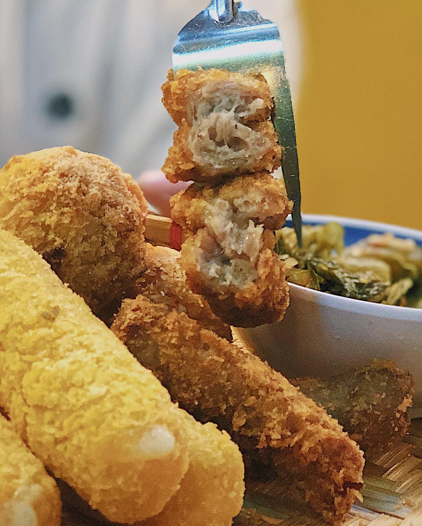 TP.HCM: “Phá đảo” tiệm xiên que đồng giá 8K và nhà phô-mai béo thơm trên từng cây số ảnh 7